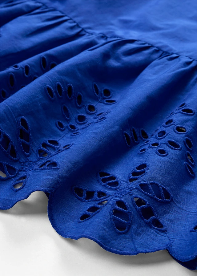 Blouse sans manches avec broderies anglaises, fendue sur les côtés • bleu cobalt • product-page.page-title-suffix