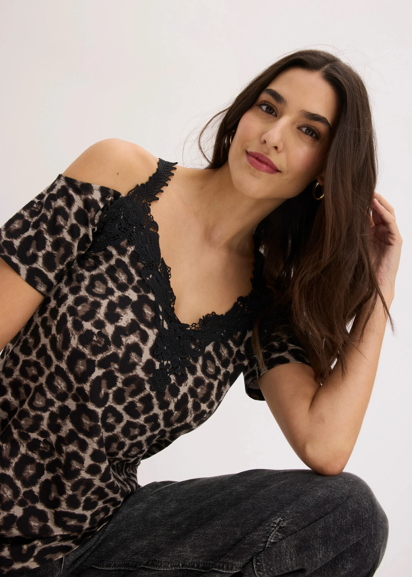 Póló kivágott vállal és csipkével • fekete/leopárdmintás • bonprix áruház