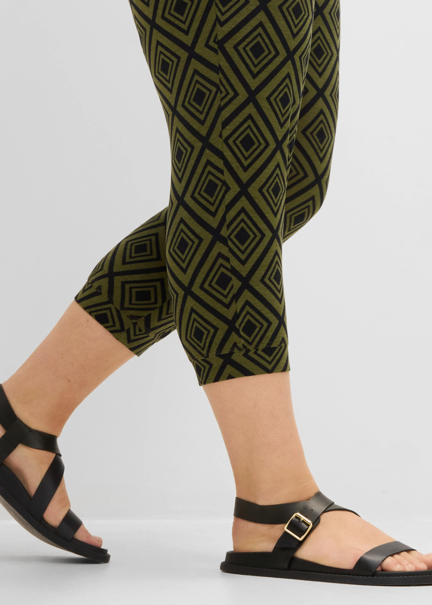 Pantalon 3/4 fluide en viscose extensible • kaki foncé imprimé graphique plus size • Boutique bonprix