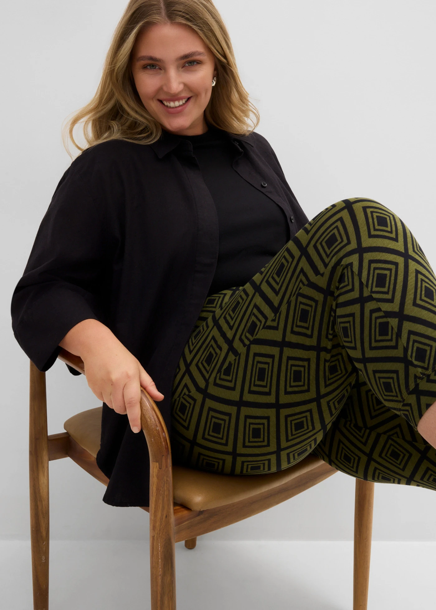 Pantalon 3/4 fluide en viscose extensible • kaki foncé imprimé graphique plus size • Boutique bonprix