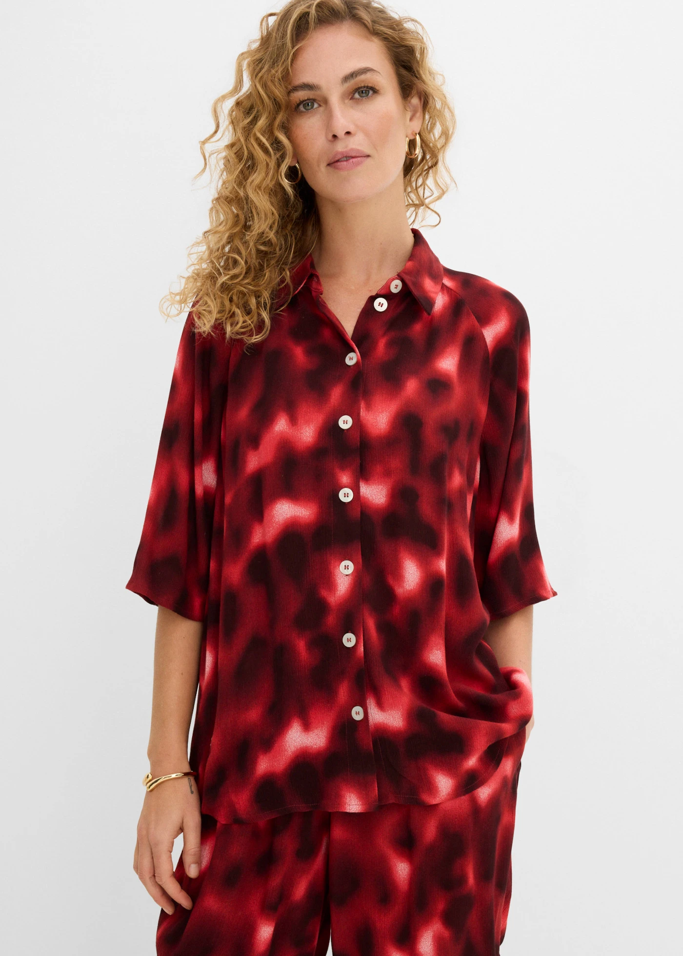 Bluză oversize din viscoză cu textură • alb-fildeş-roșu-arțar-corai mat-maro închis cu imprimeu • magazin bonprix