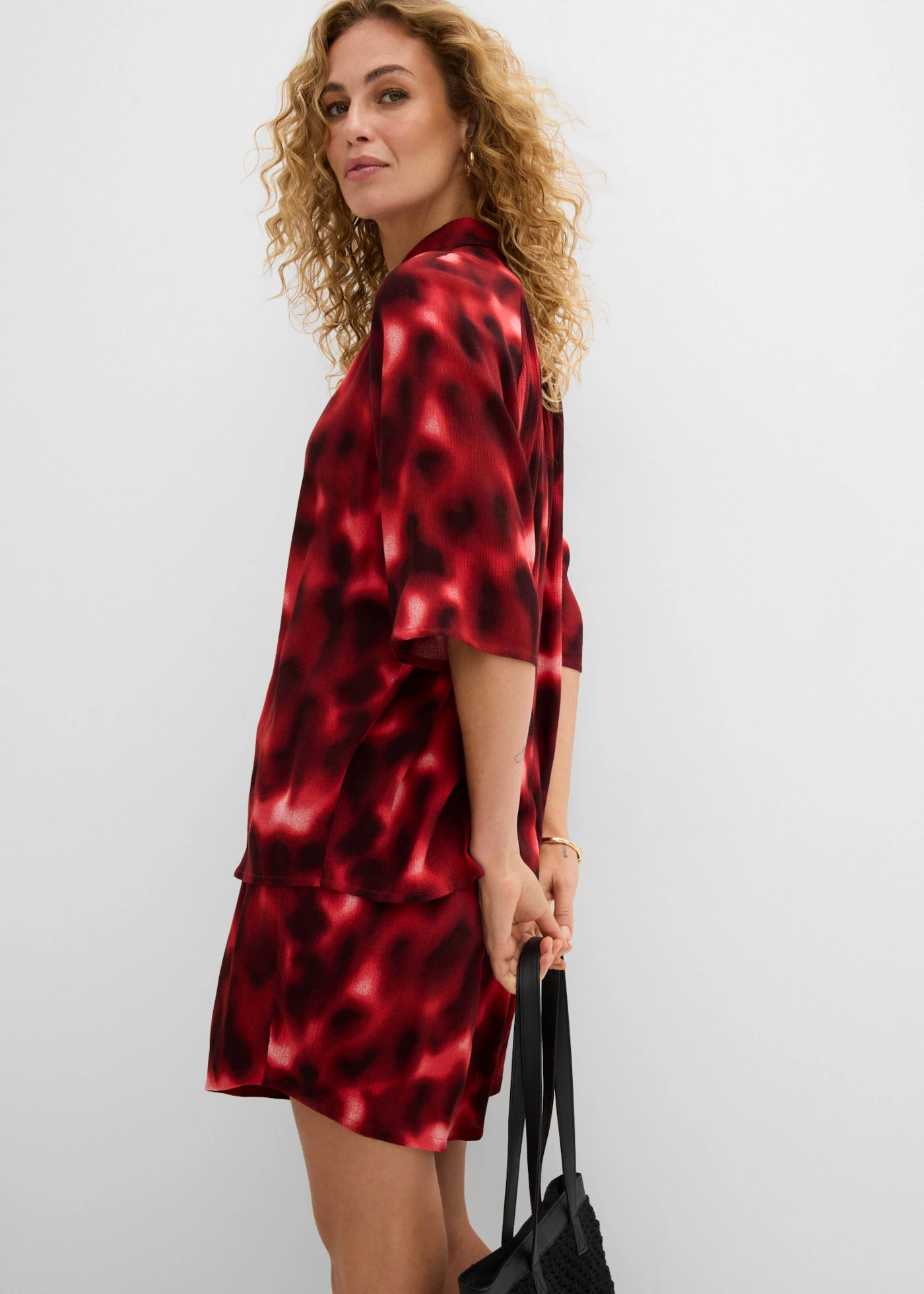 Chemisier oversize en viscose texturée • ivoire-rouge érable-corail mat-marron foncé imprimé • product-page.page-title-suffix