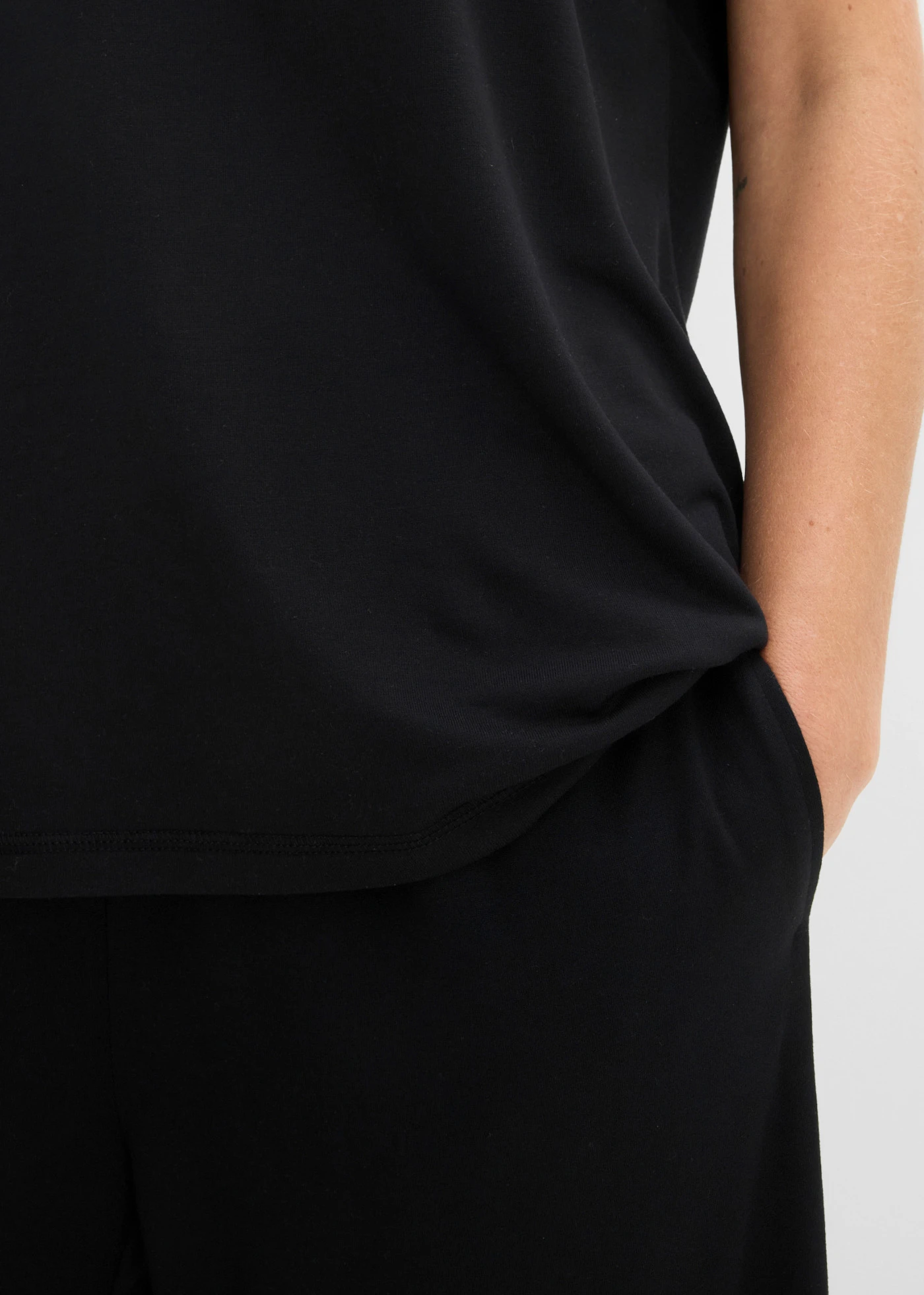 T-shirt doux en modal mélangé • noir • product-page.page-title-suffix