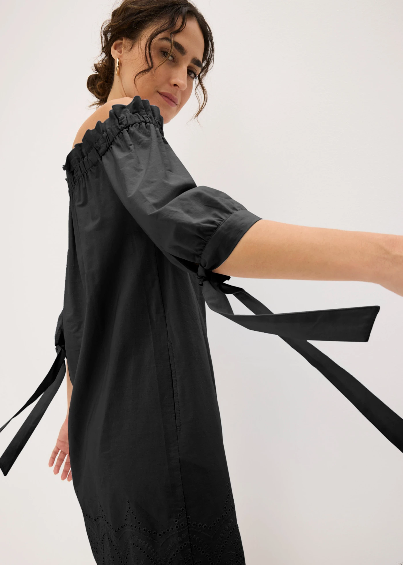 Robe col Bardot 100% coton avec broderies anglaises • noir • Boutique bonprix