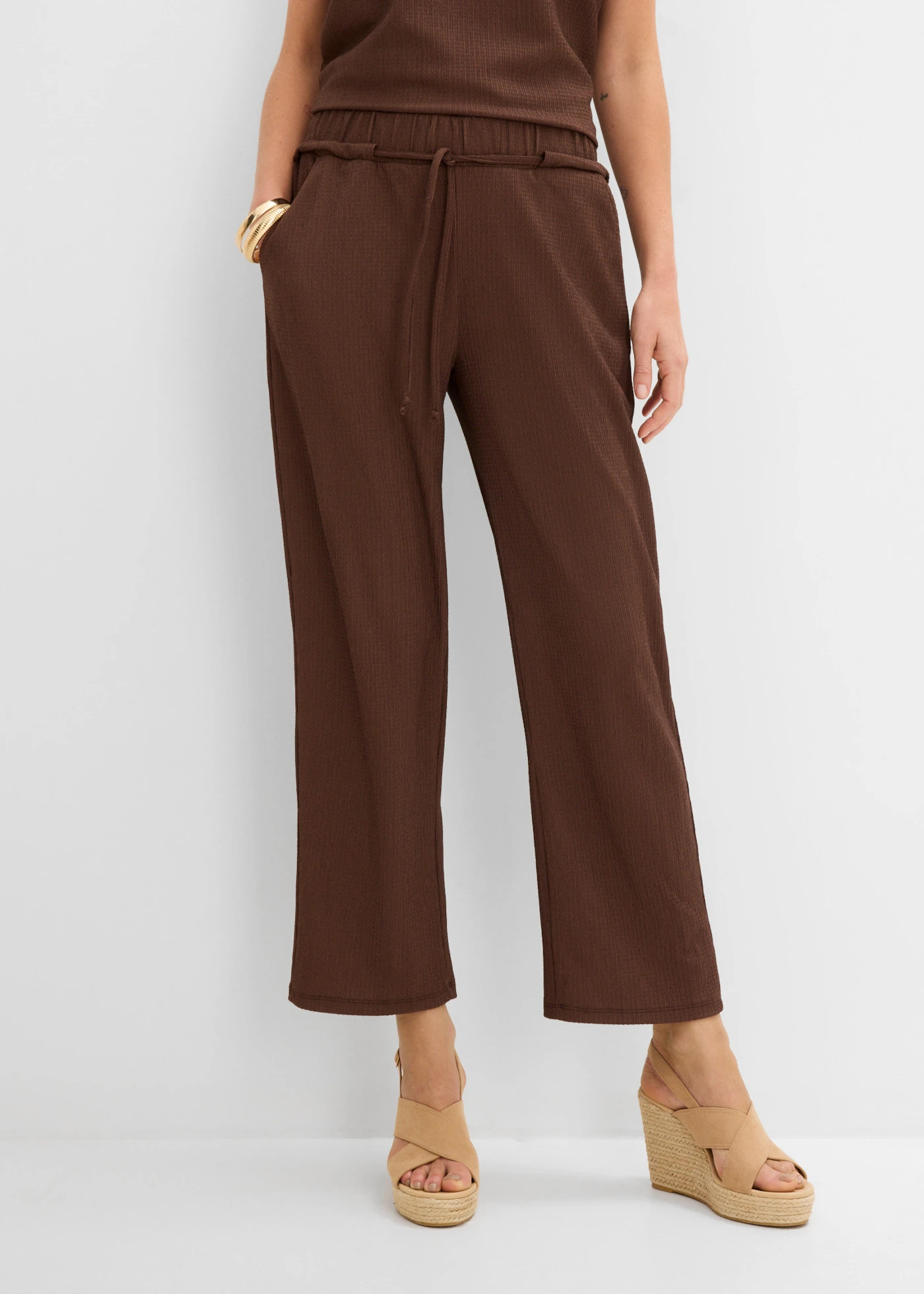 Pantaloni fără încheiere din jerse crep cu textură • maro închis • magazin bonprix