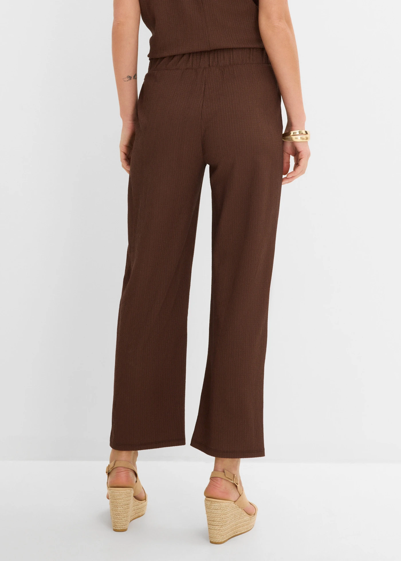 Pantaloni fără încheiere din jerse crep cu textură • maro închis • magazin bonprix