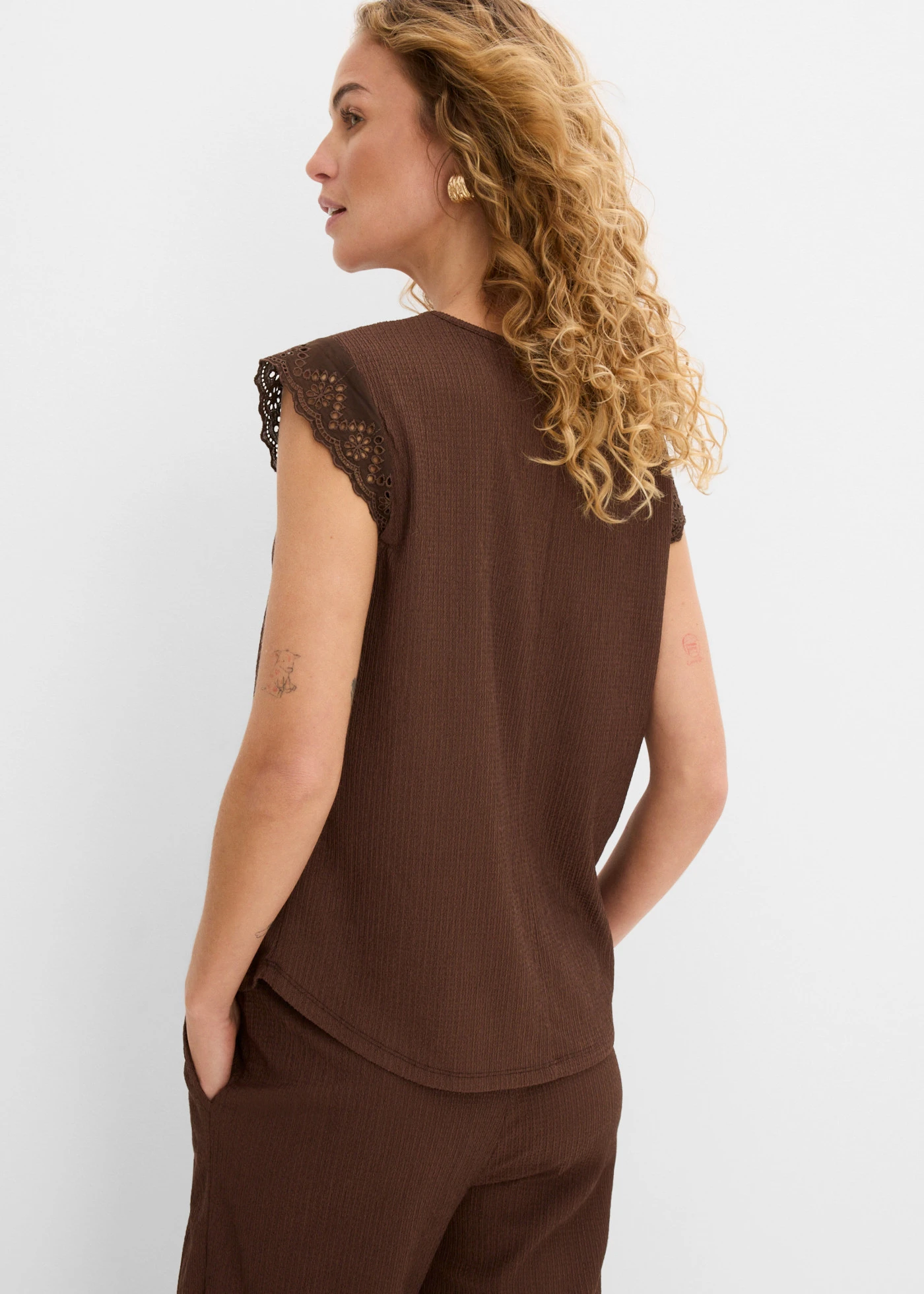 Top sans manches en crêpe texturé • marron foncé • product-page.page-title-suffix