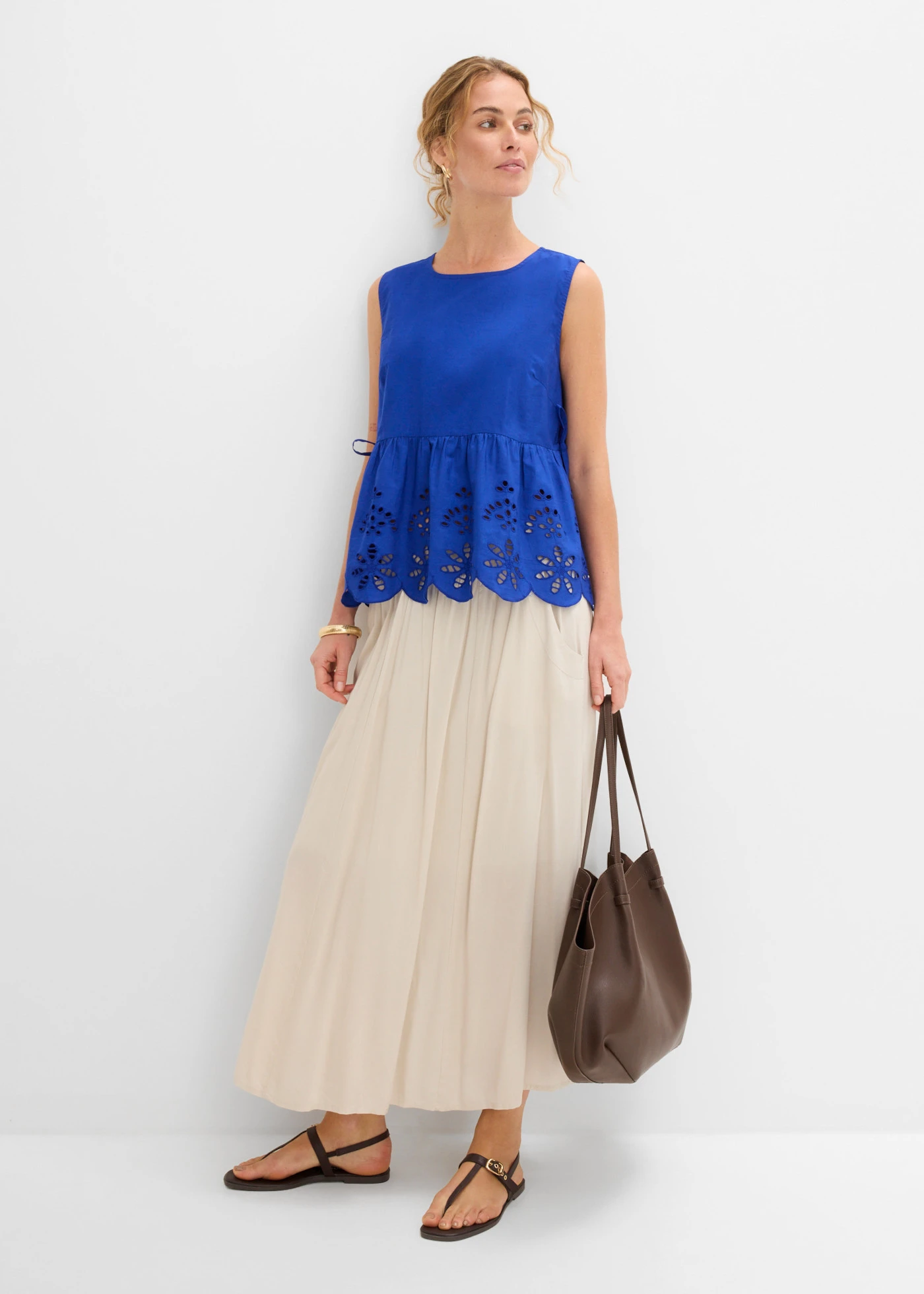 Blouse sans manches avec broderies anglaises, fendue sur les côtés • bleu cobalt • product-page.page-title-suffix