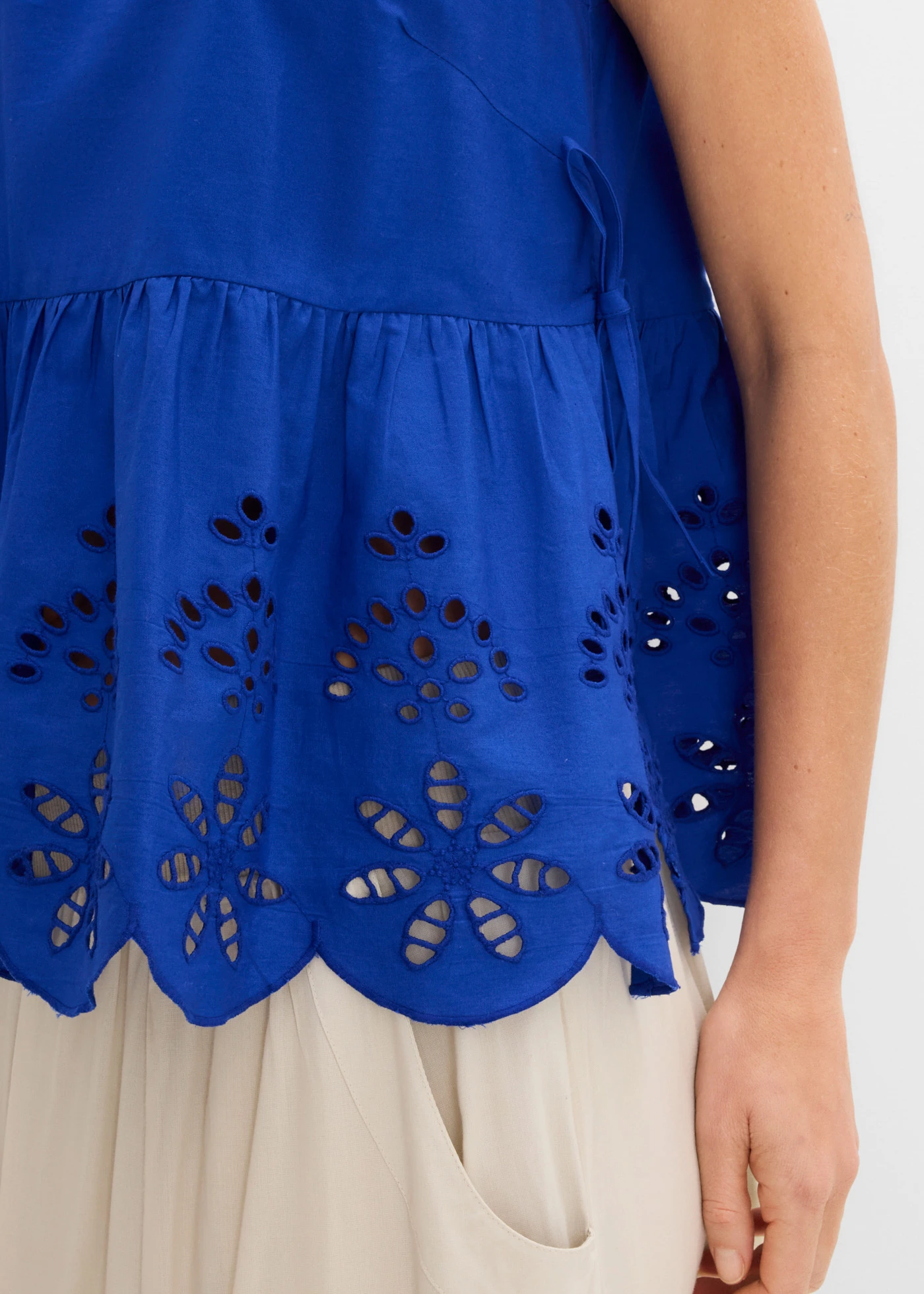 Blouse sans manches avec broderies anglaises, fendue sur les côtés • bleu cobalt • product-page.page-title-suffix
