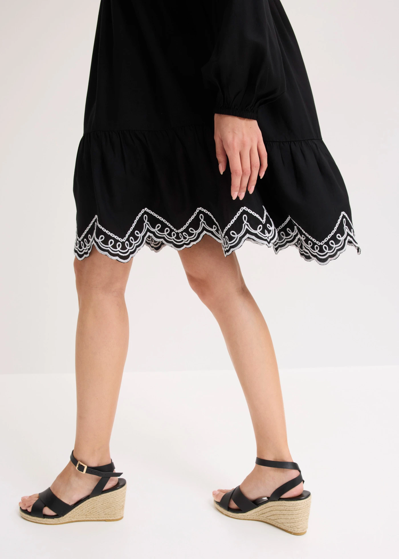 Rochie-tunică din viscoză fluidă, cu broderie • negru/alb floral • magazin bonprix