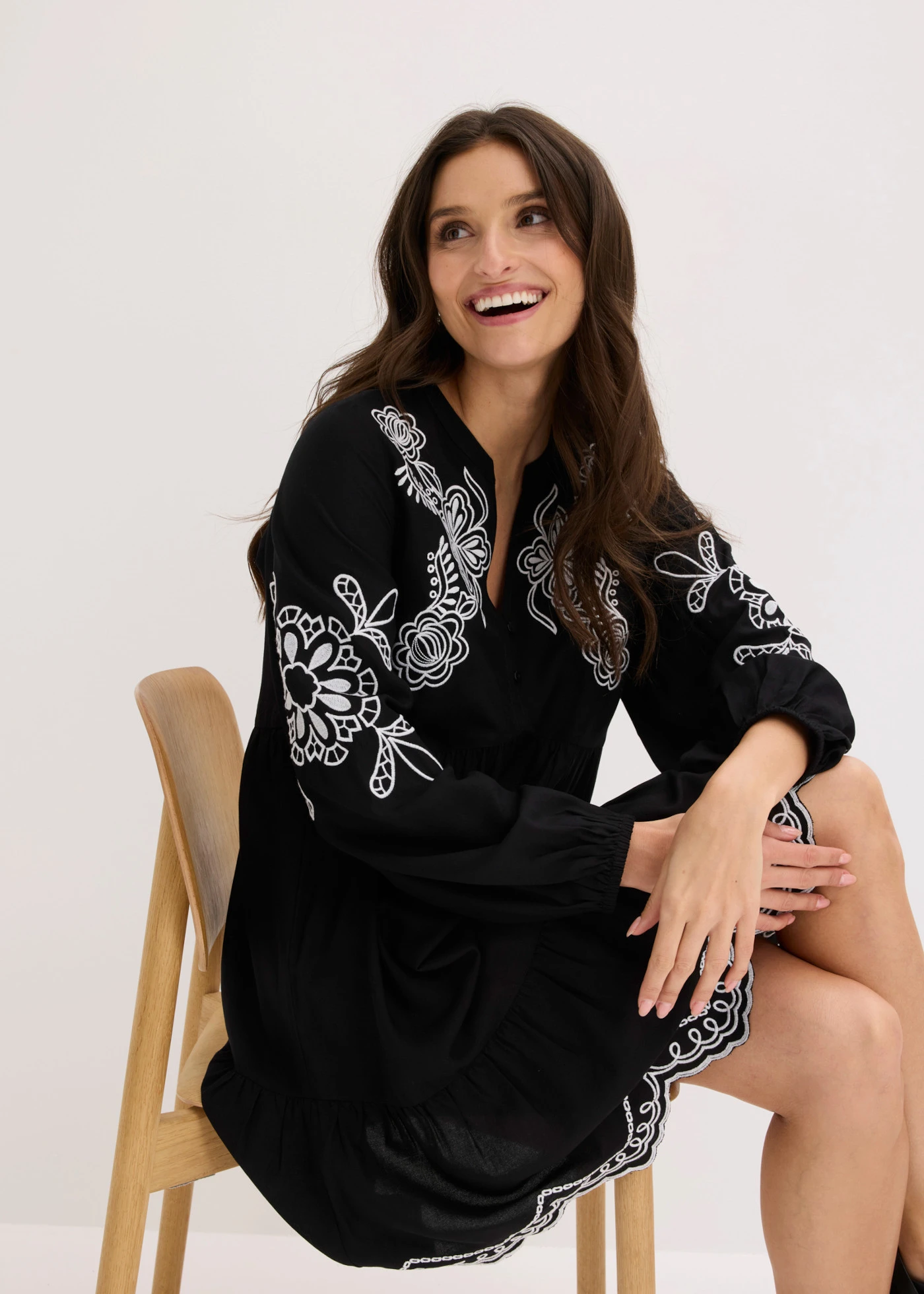 Tuniekjurk van soepele viscose met borduursel • zwart-wit gebloemd • product-page.page-title-suffix