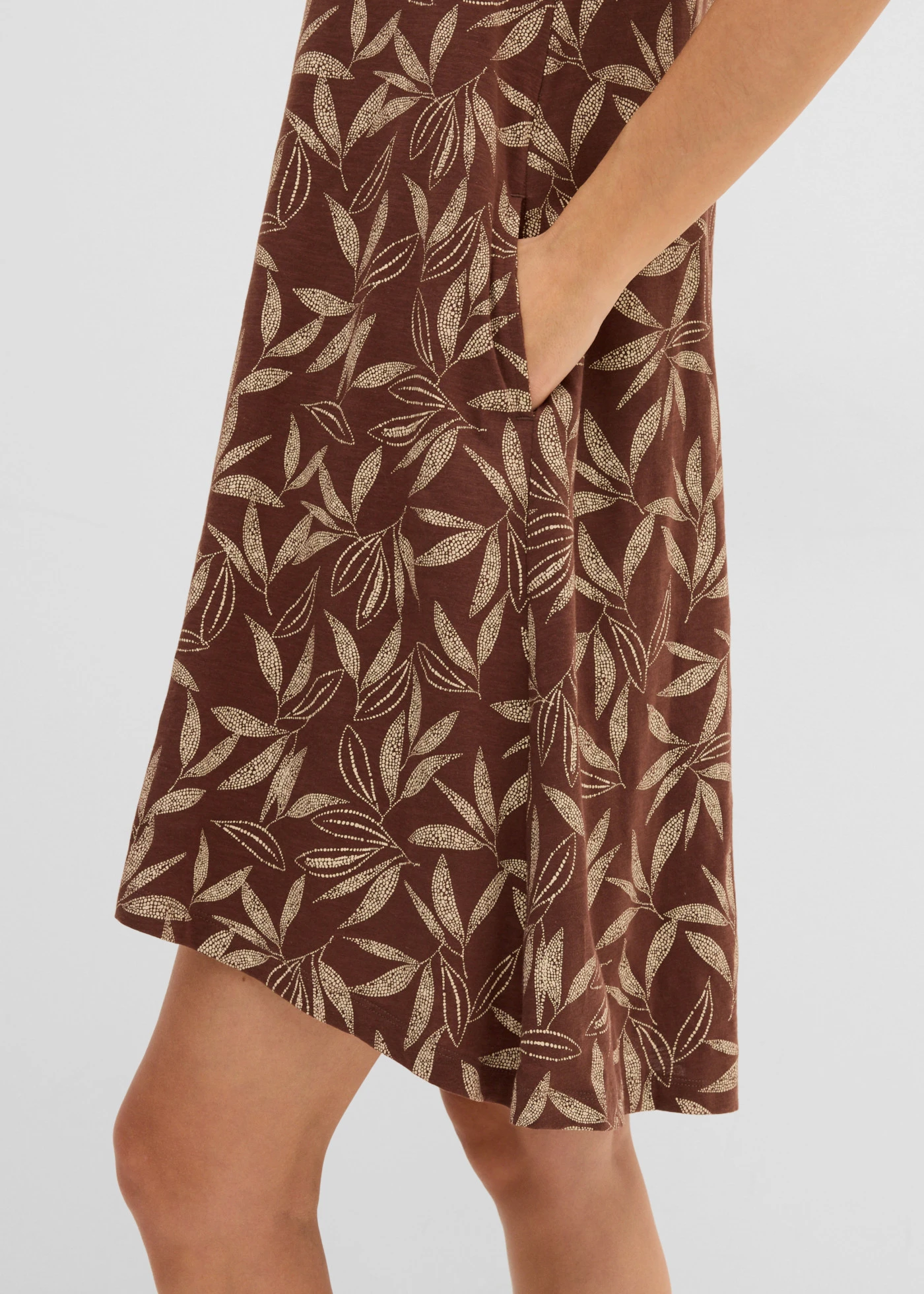 Rochie cu bretele din bumbac organic, mai lungă în spate • maro/bej nisipiu mat • magazin bonprix
