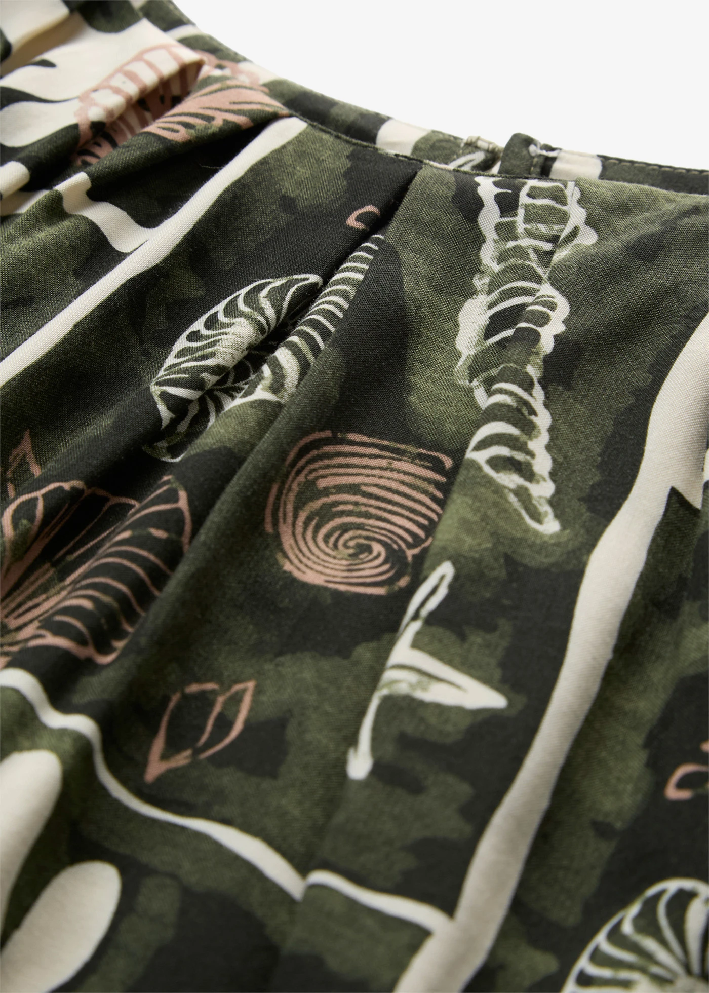 Blousetop van soepele viscose • kiezelbeige-donkergroen gedessineerd • product-page.page-title-suffix
