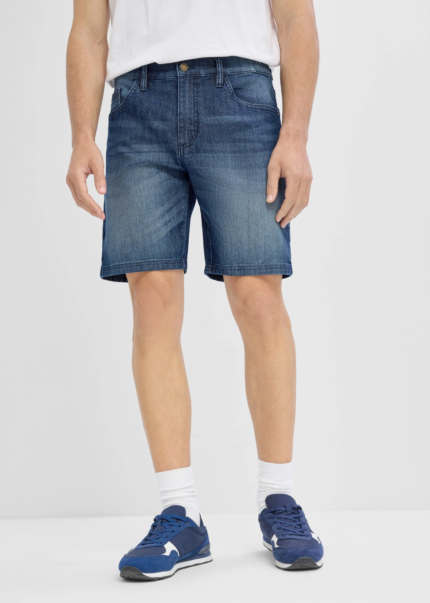 Lekkie szorty jeansowe z elastyczną wstawką w talii, relaxed fit • ciemnoniebieski denim • sklep bonprix