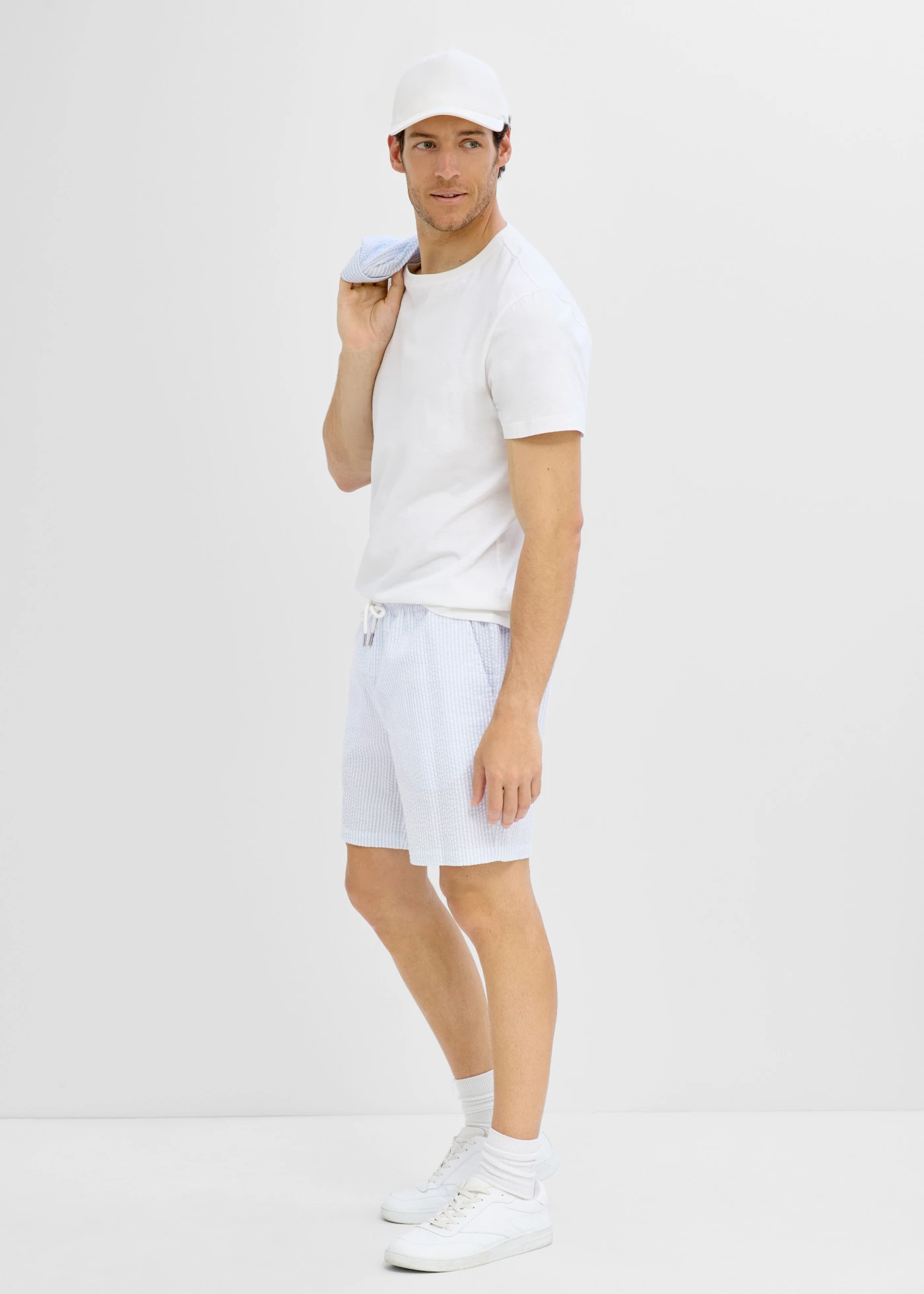 Pantaloni scurți cu elastic și șiret în talie, Loose Fit • albastru pudrat-alb cu dungi • magazin bonprix