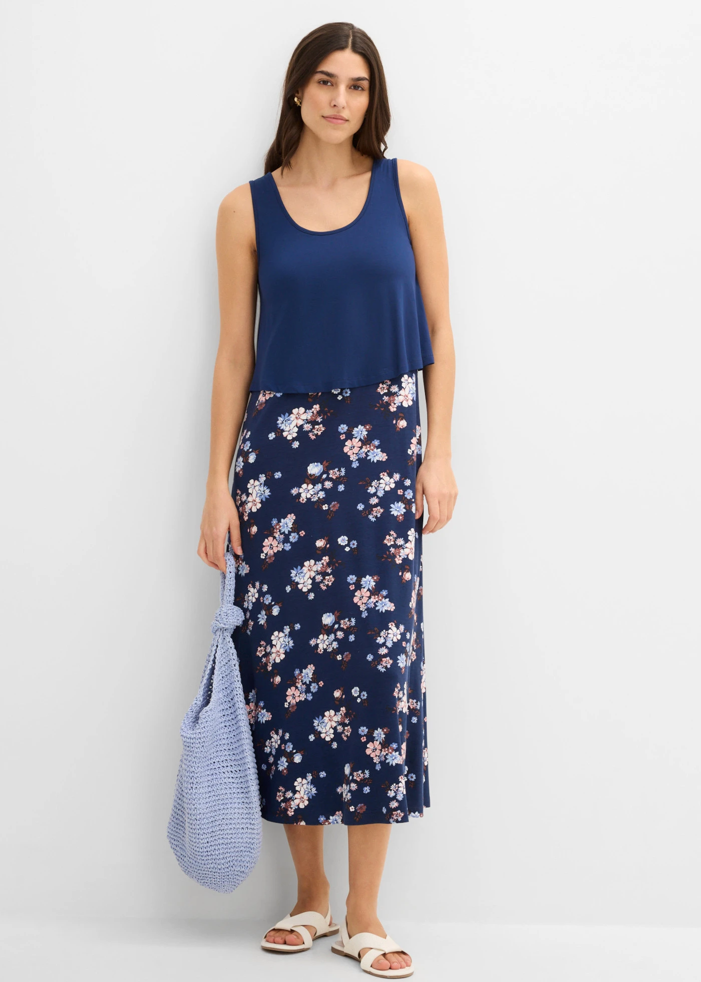 Rochie maxi din viscoză fină • bleumarin/indigo/albastru pudrat/roșu-castaniu/galben-piersică/ecru/negru floral • magazin bonprix
