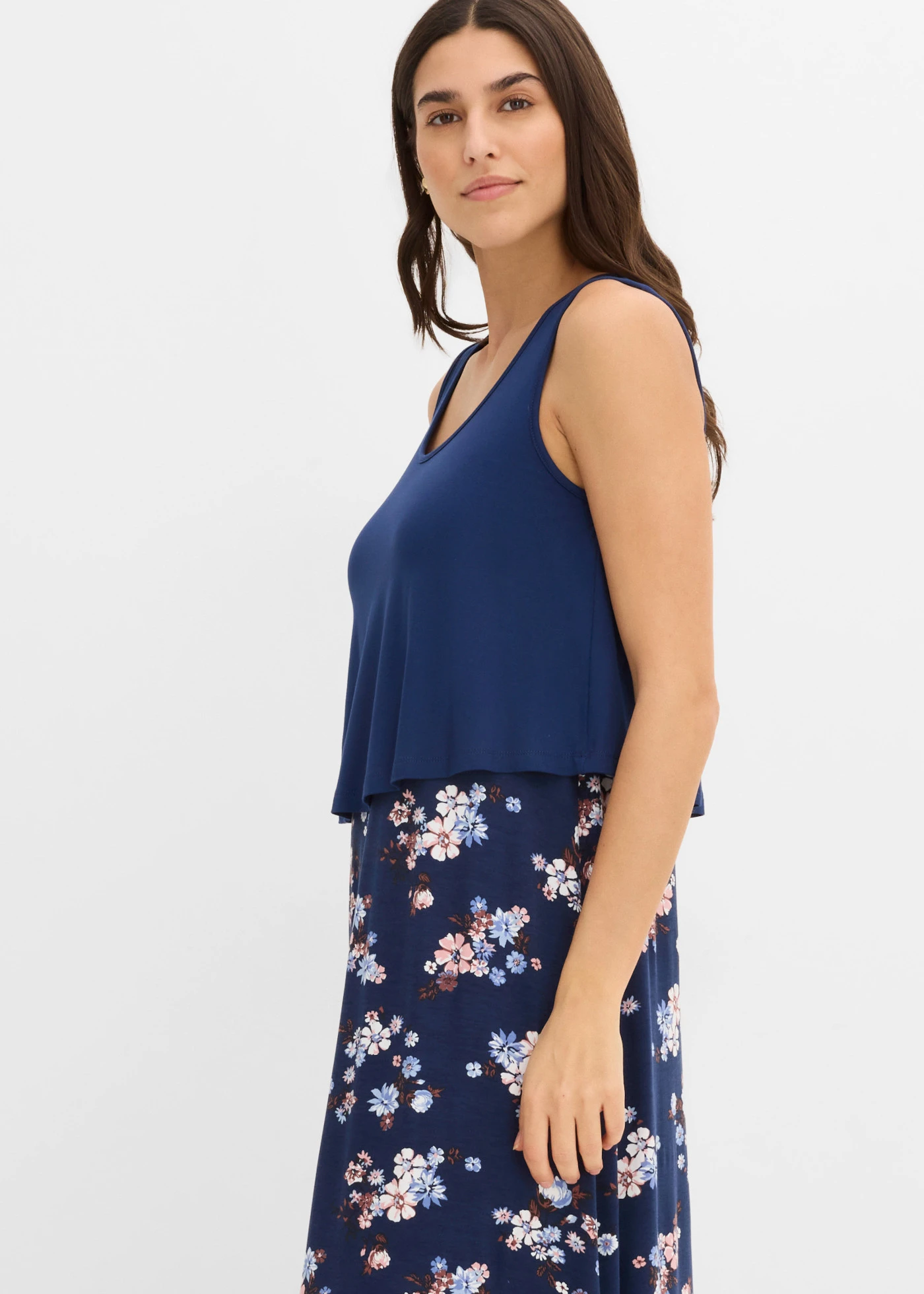 Rochie maxi din viscoză fină • bleumarin/indigo/albastru pudrat/roșu-castaniu/galben-piersică/ecru/negru floral • magazin bonprix