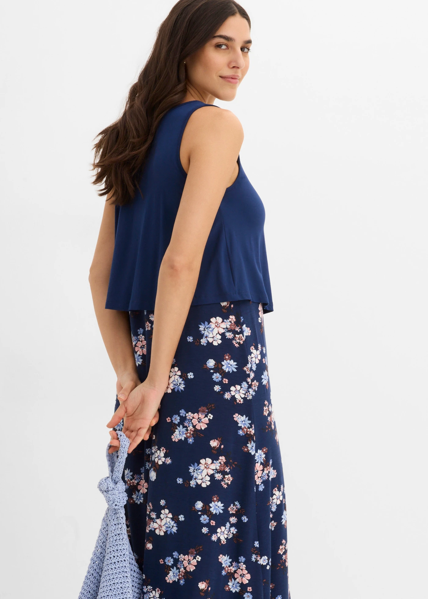 Rochie maxi din viscoză fină • bleumarin/indigo/albastru pudrat/roșu-castaniu/galben-piersică/ecru/negru floral • magazin bonprix