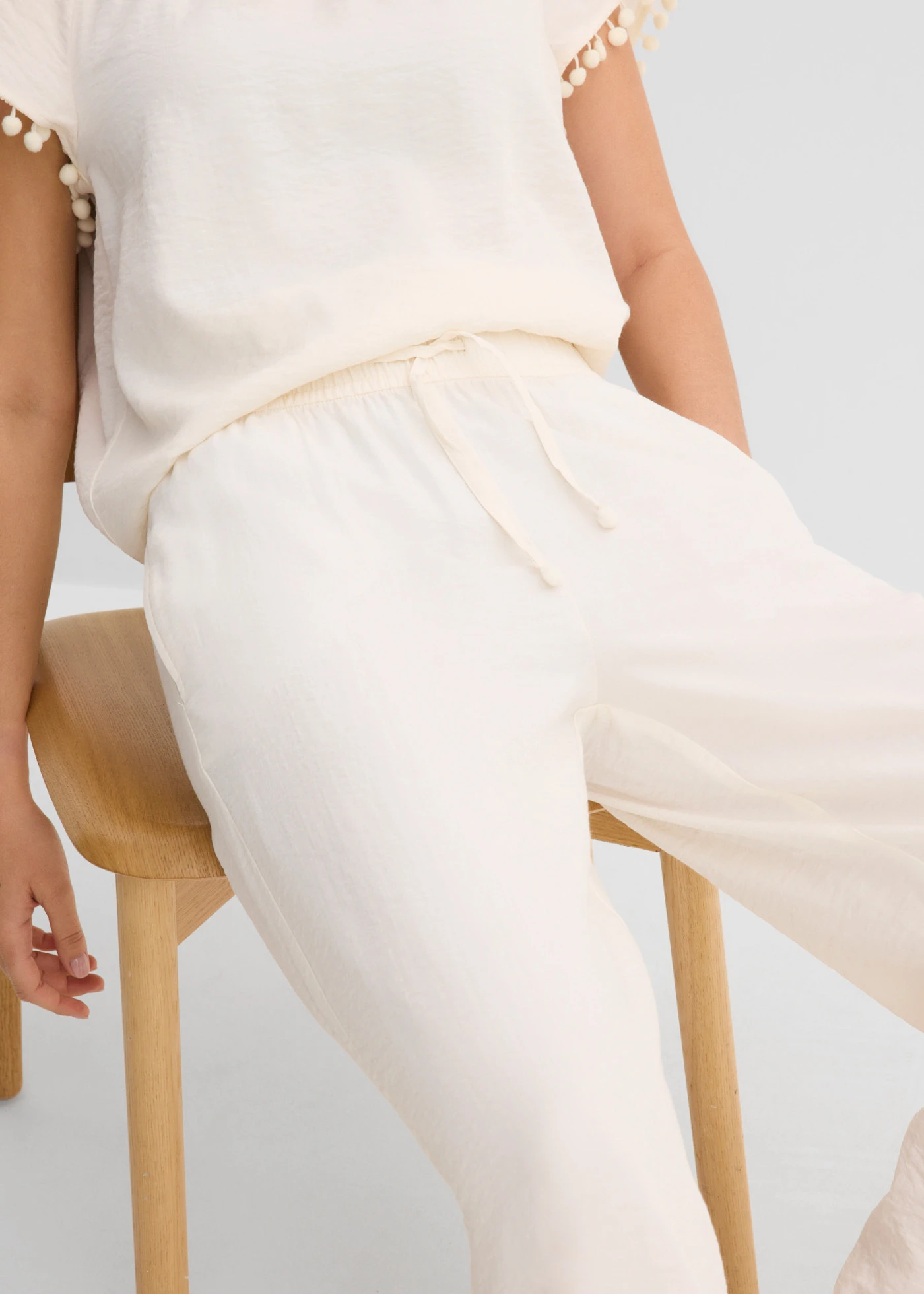 Pantaloni fără încheiere din material fluid cu viscoză • ecru • magazin bonprix