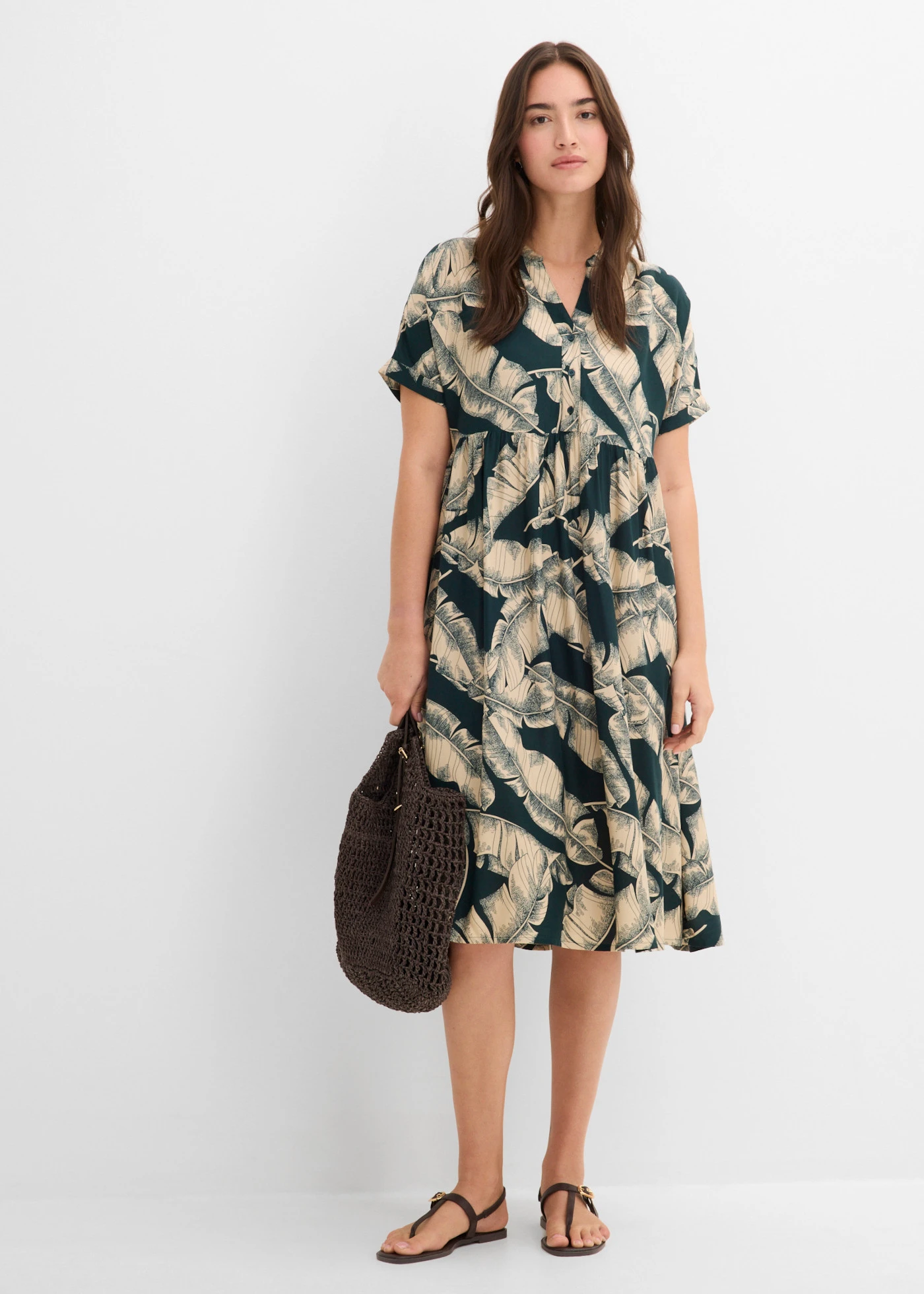 Robe caftan midi en viscose fluide • vert profond-sable clair imprimé • Boutique bonprix