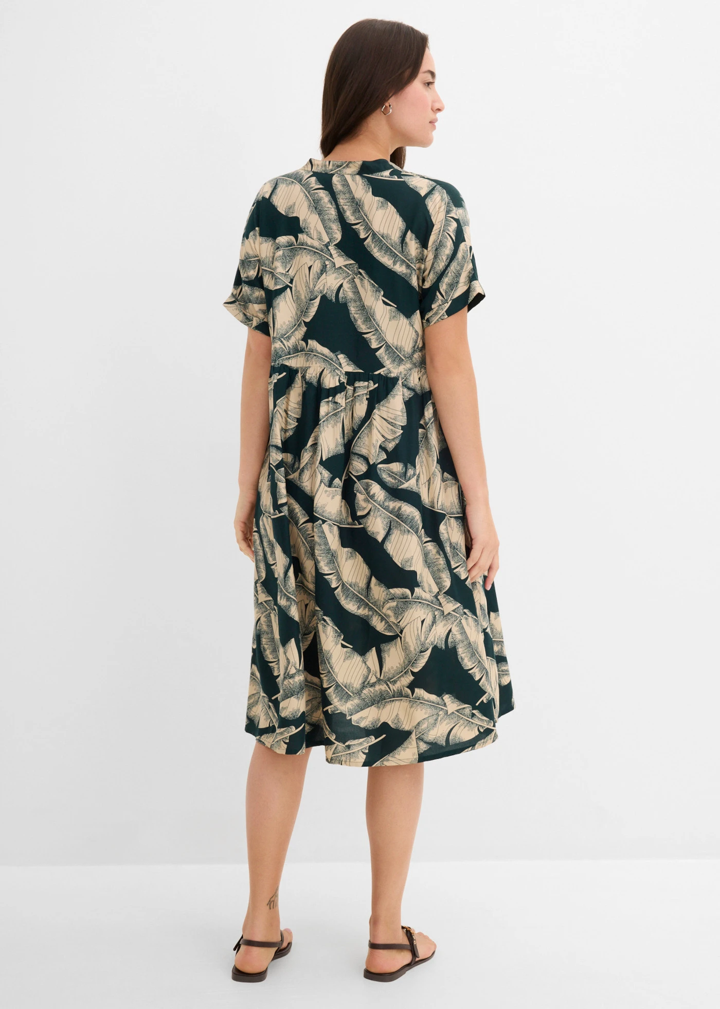Robe caftan midi en viscose fluide • vert profond-sable clair imprimé • Boutique bonprix