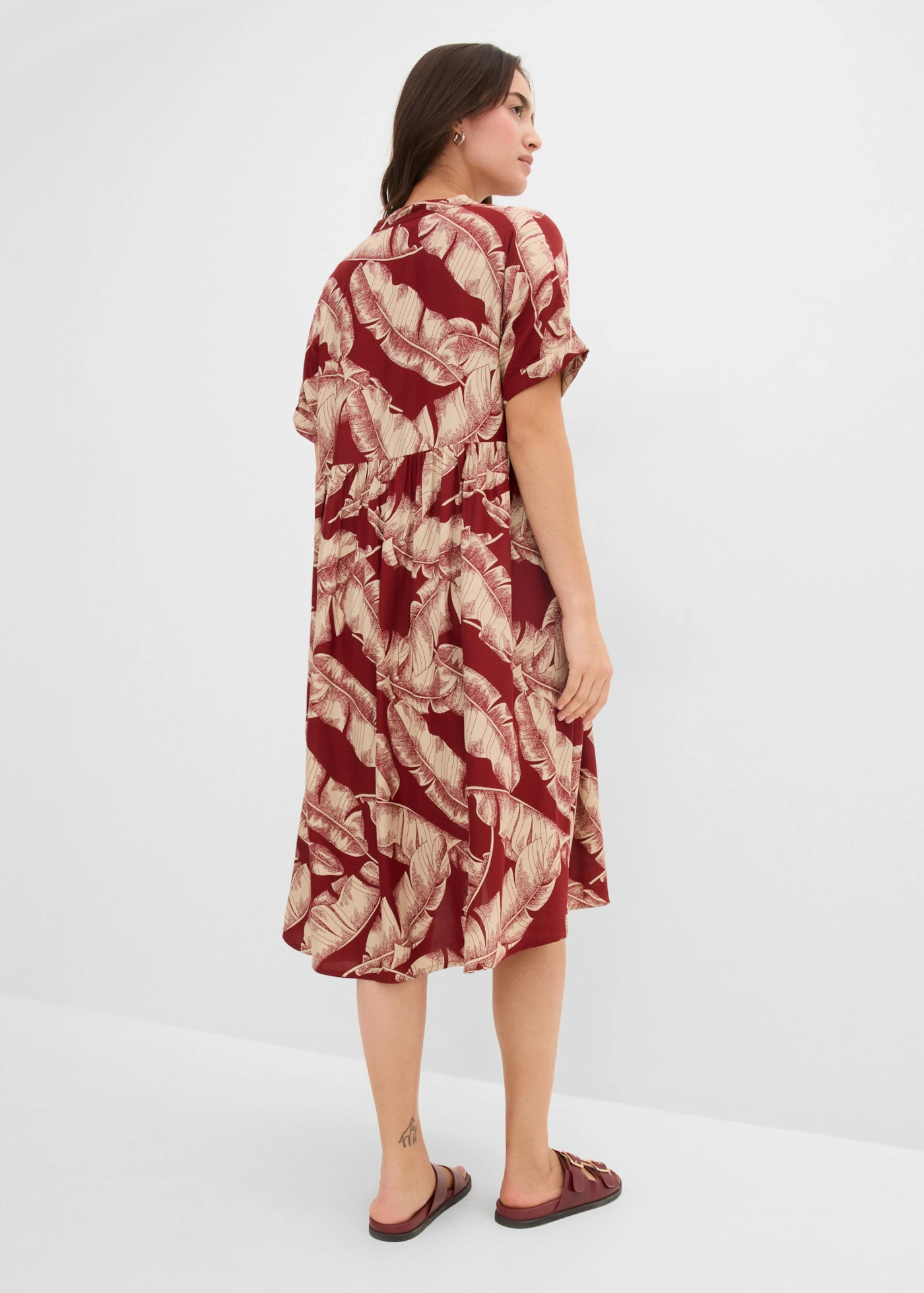 Robe caftan midi en viscose fluide • rouge désert-sable clair imprimé • Boutique bonprix