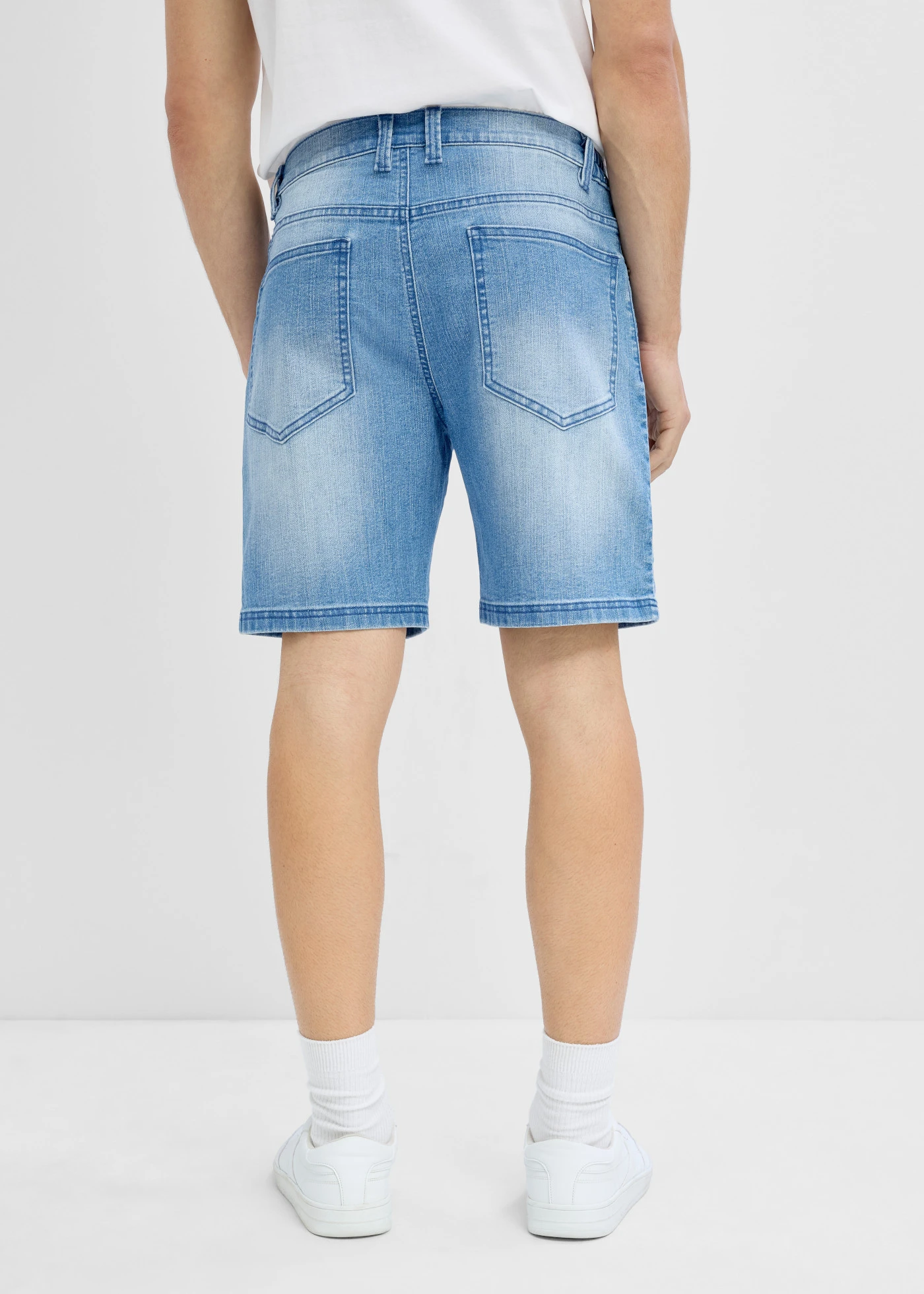Lichte jeansshort met elastische tailleband, relaxed fit • middelblauw denim • product-page.page-title-suffix