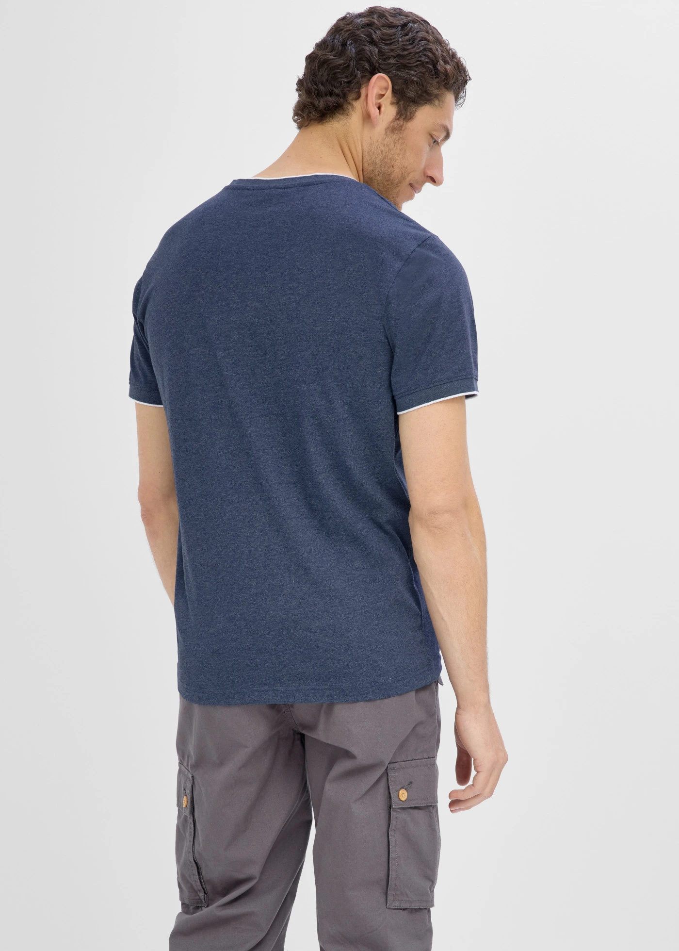 T-shirt in layerlook met V-hals • donkerblauw • product-page.page-title-suffix