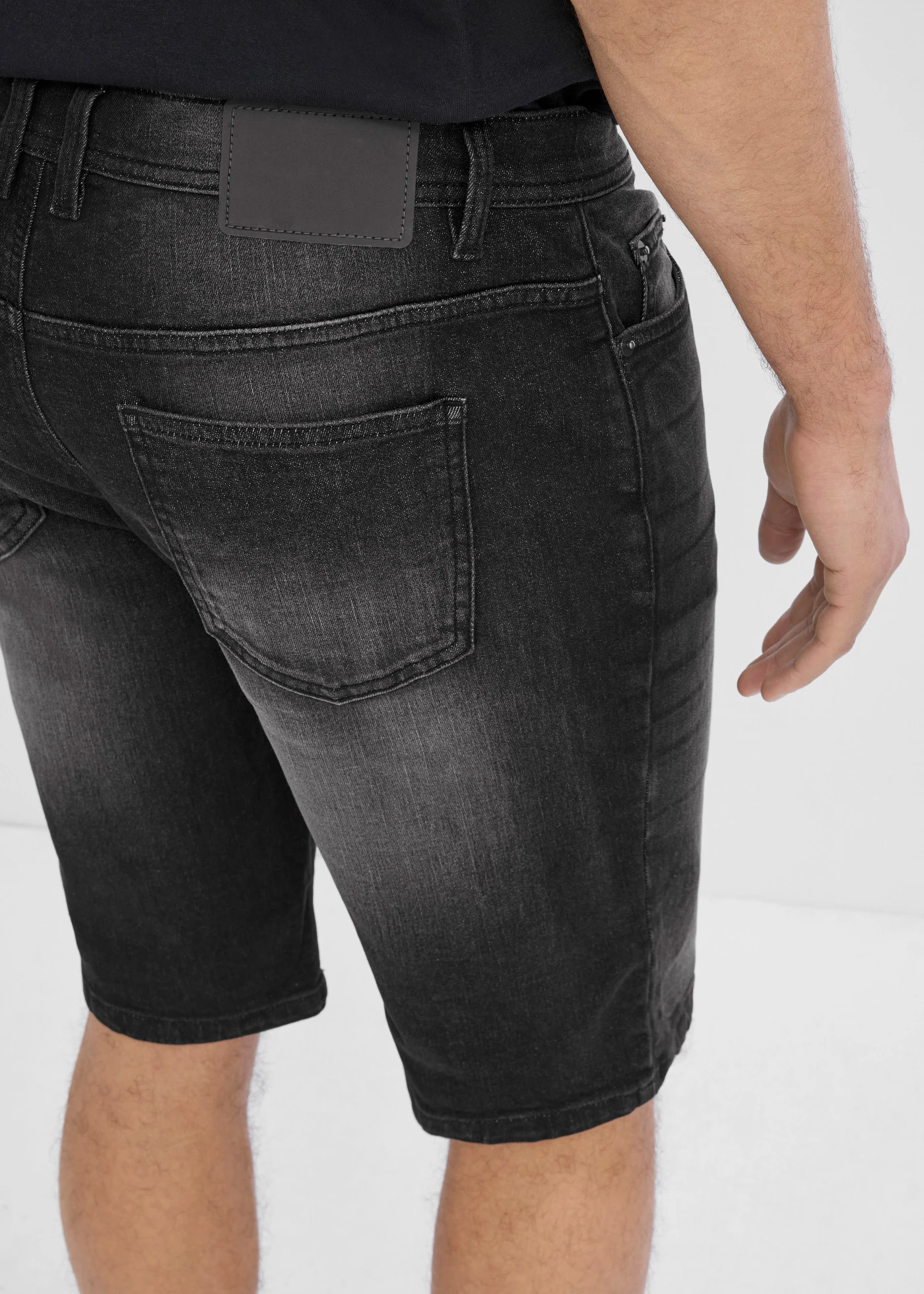 Strečové džínové bermudy se zesíleným rozkrokem, Regular Fit • černý denim • bonprix obchod