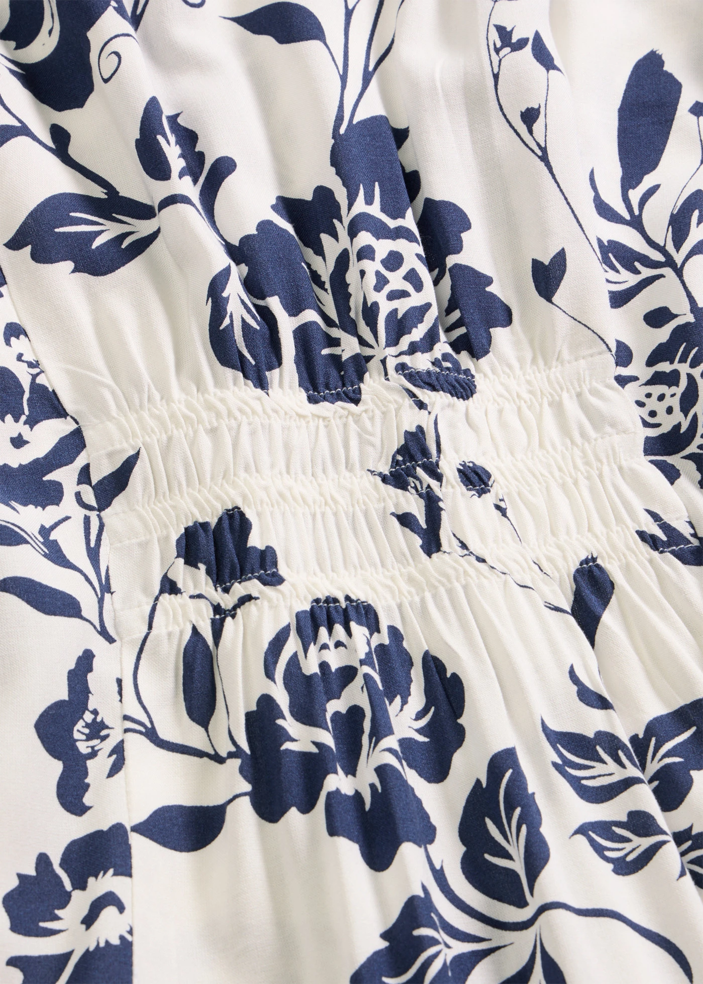 Robe-chemise en viscose fluide • écru/bleu nuit floral • Boutique bonprix