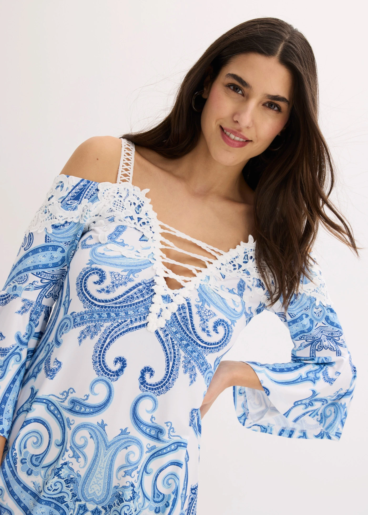 Wijd uitlopende carmen jurk • blauw paisley • bonprix online shop