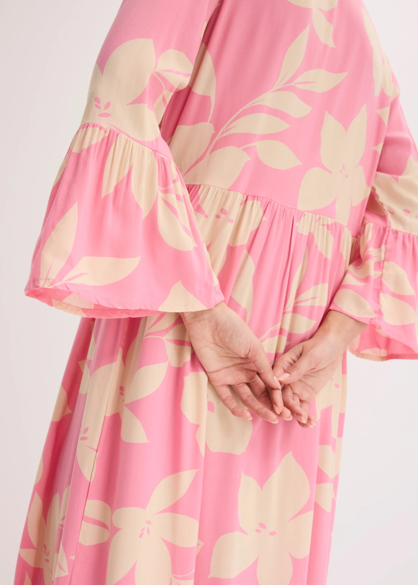 Maxi jurk van soepele viscose • felroze-lichtsand gebloemd • bonprix online shop