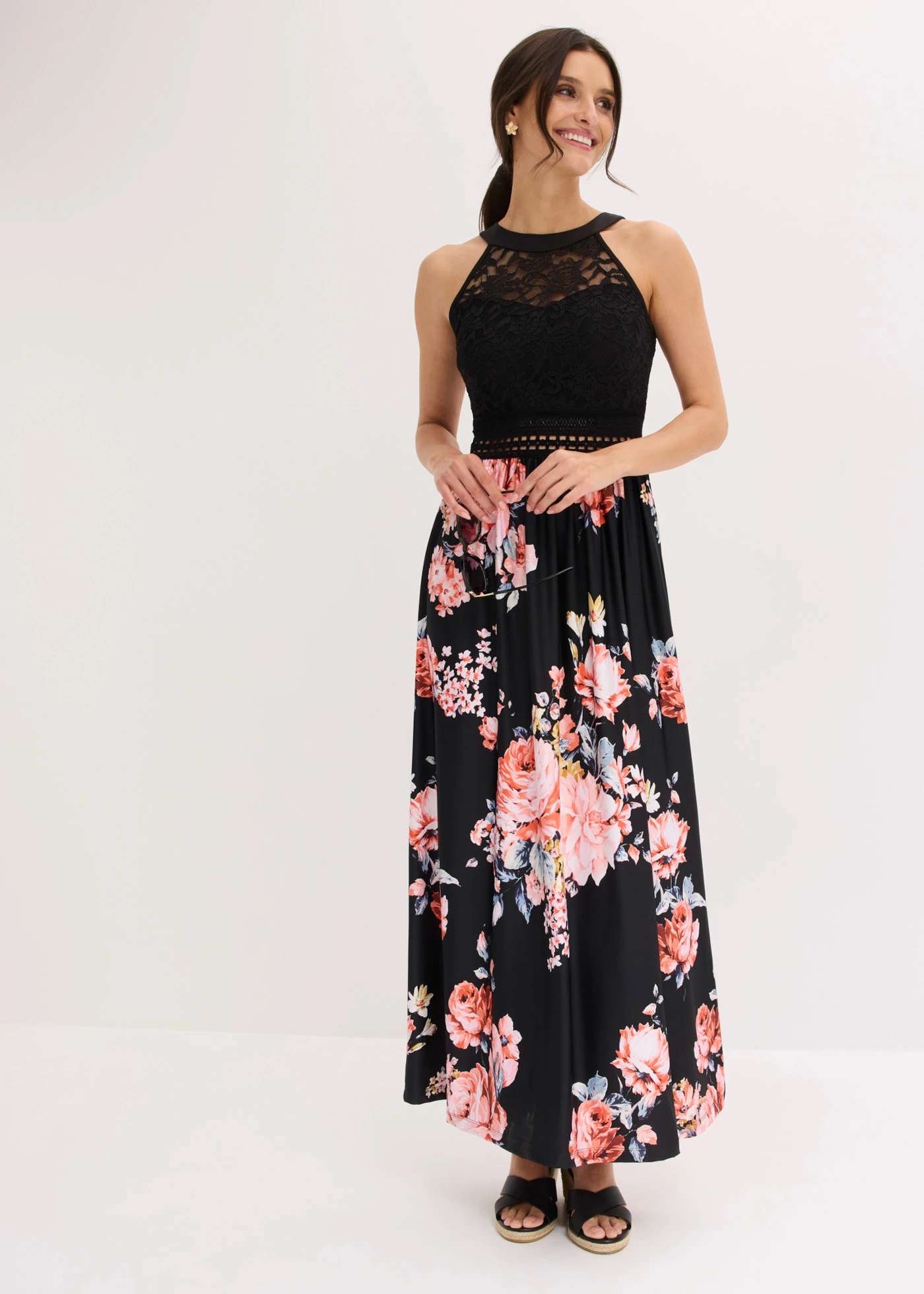 Rochie maxi cu imprimeu cu flori și dantelă • negru-roz pal înflorat • magazin bonprix