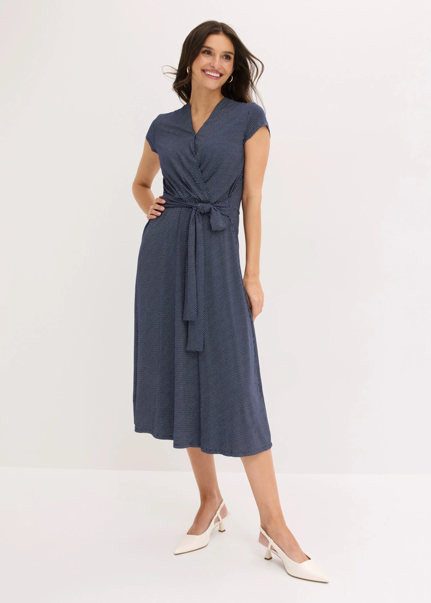 Midi jurk in een viscosemix • donkerblauw-wit gestippeld • bonprix online shop