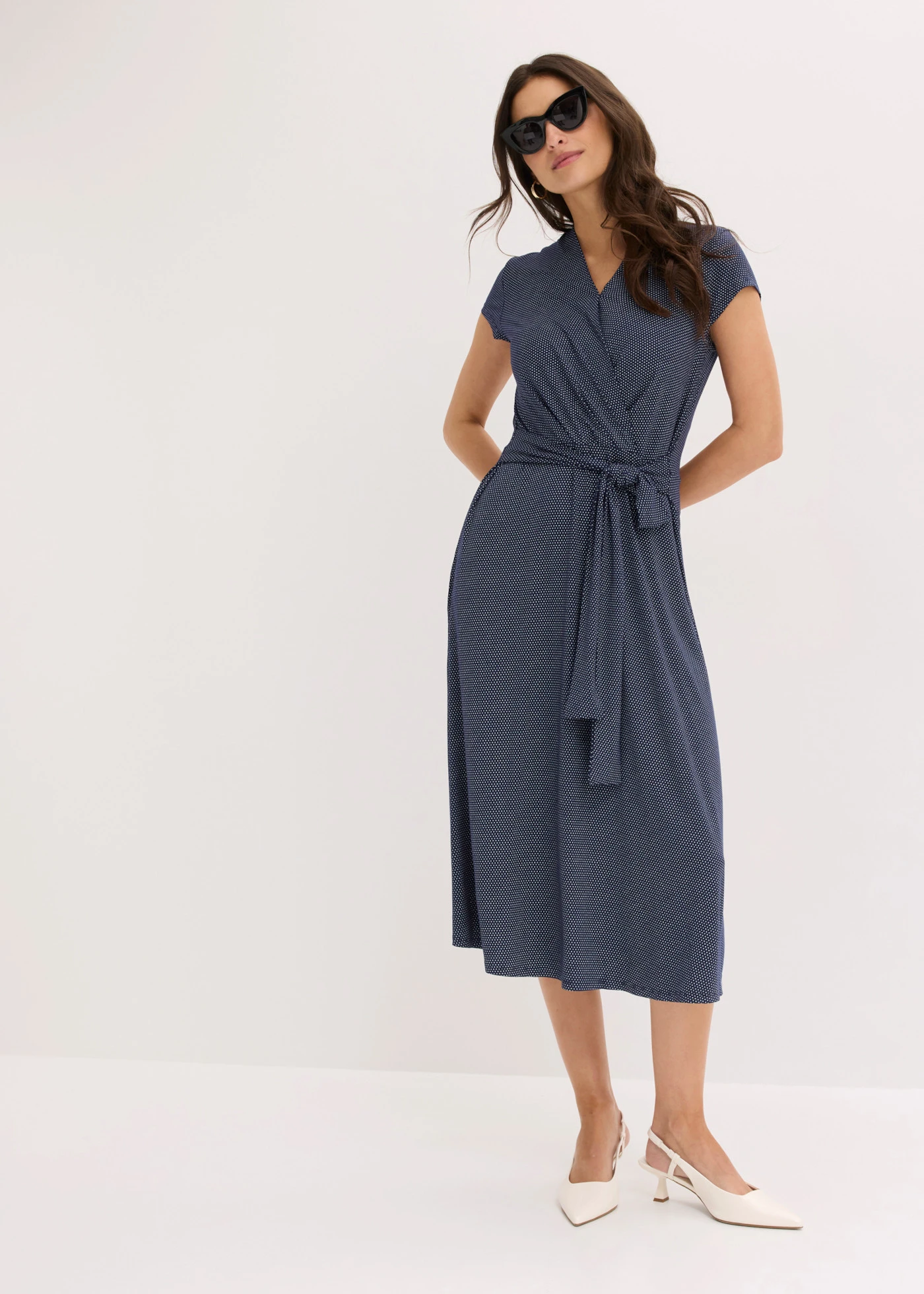 Midi jurk in een viscosemix • donkerblauw-wit gestippeld • bonprix online shop