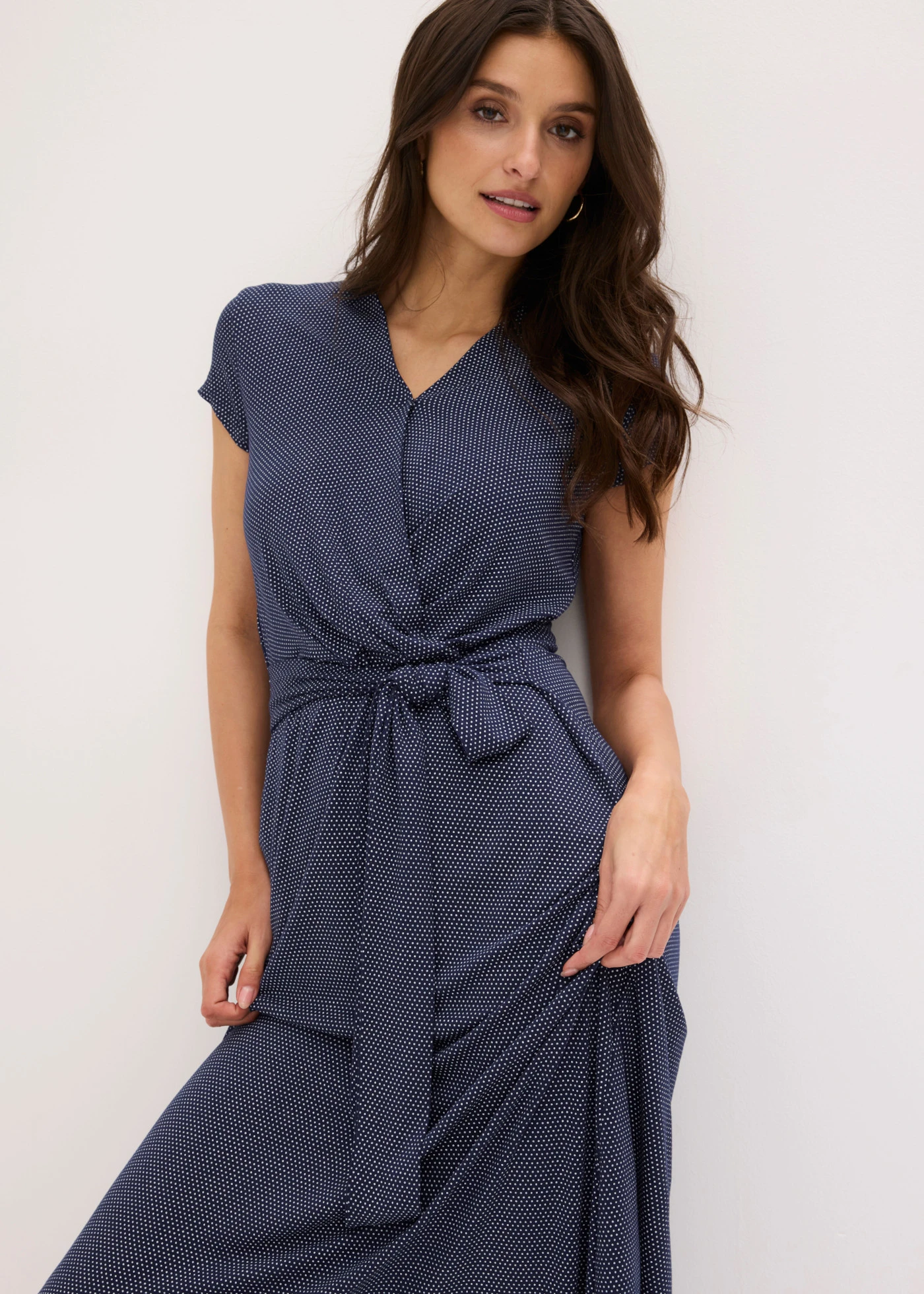 Midi jurk in een viscosemix • donkerblauw-wit gestippeld • bonprix online shop