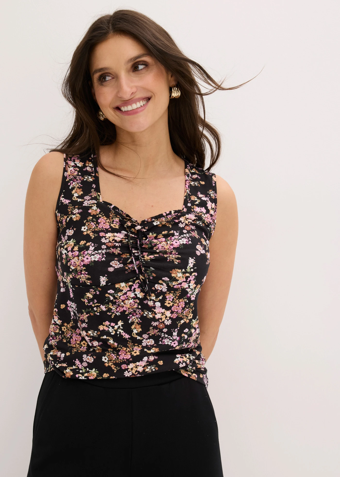 Top in een viscosemix • zwart gebloemd • bonprix online shop