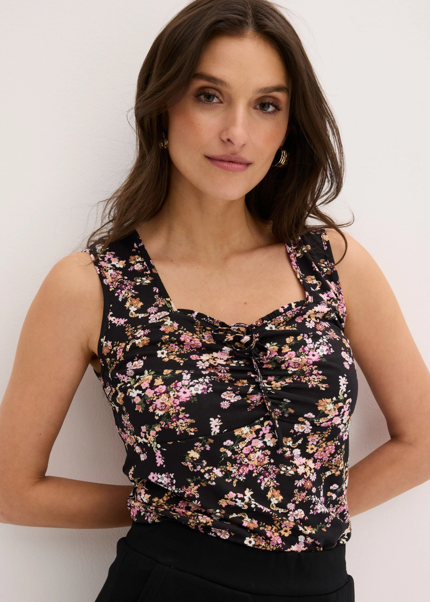 Top in een viscosemix • zwart gebloemd • bonprix online shop