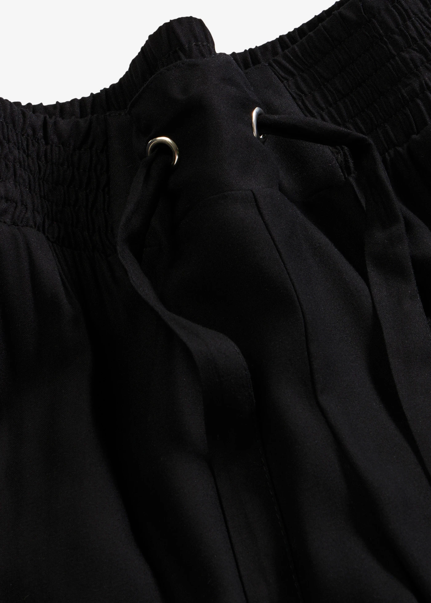 Bermuda van viscose met strikceintuur • zwart • bonprix online shop