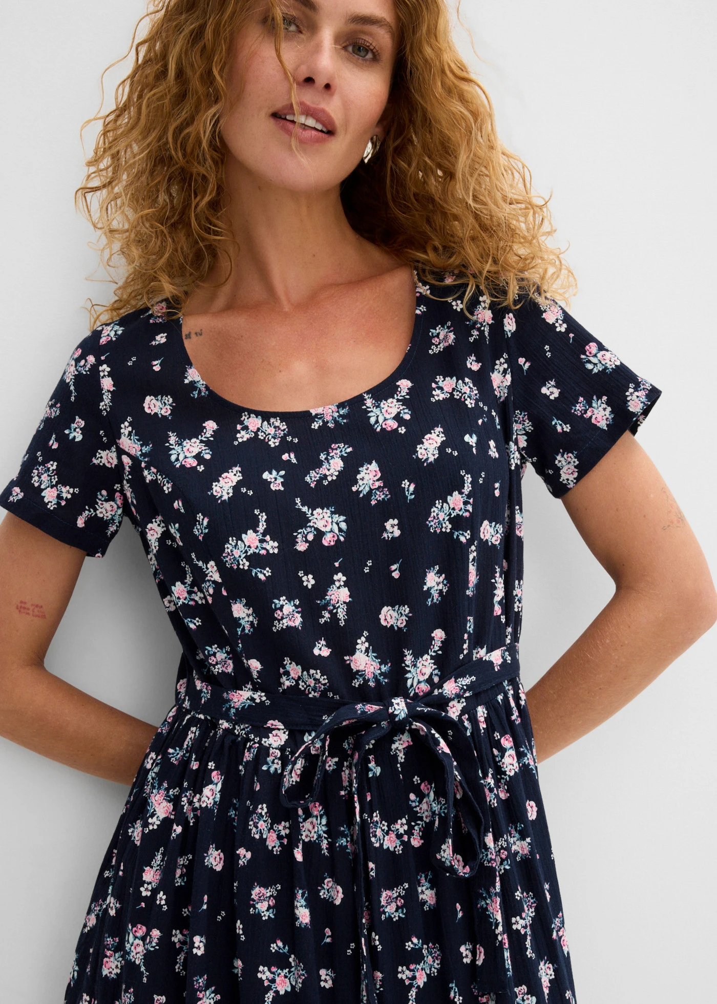 Jurk van katoen • donkerblauw gebloemd • bonprix online shop
