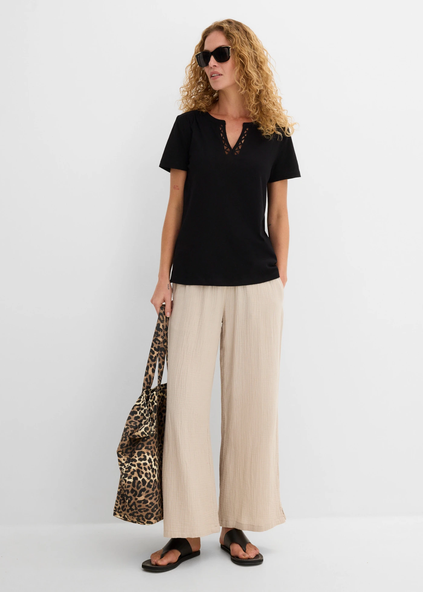 Shirt met decoratieve halslijn • zwart • bonprix online shop