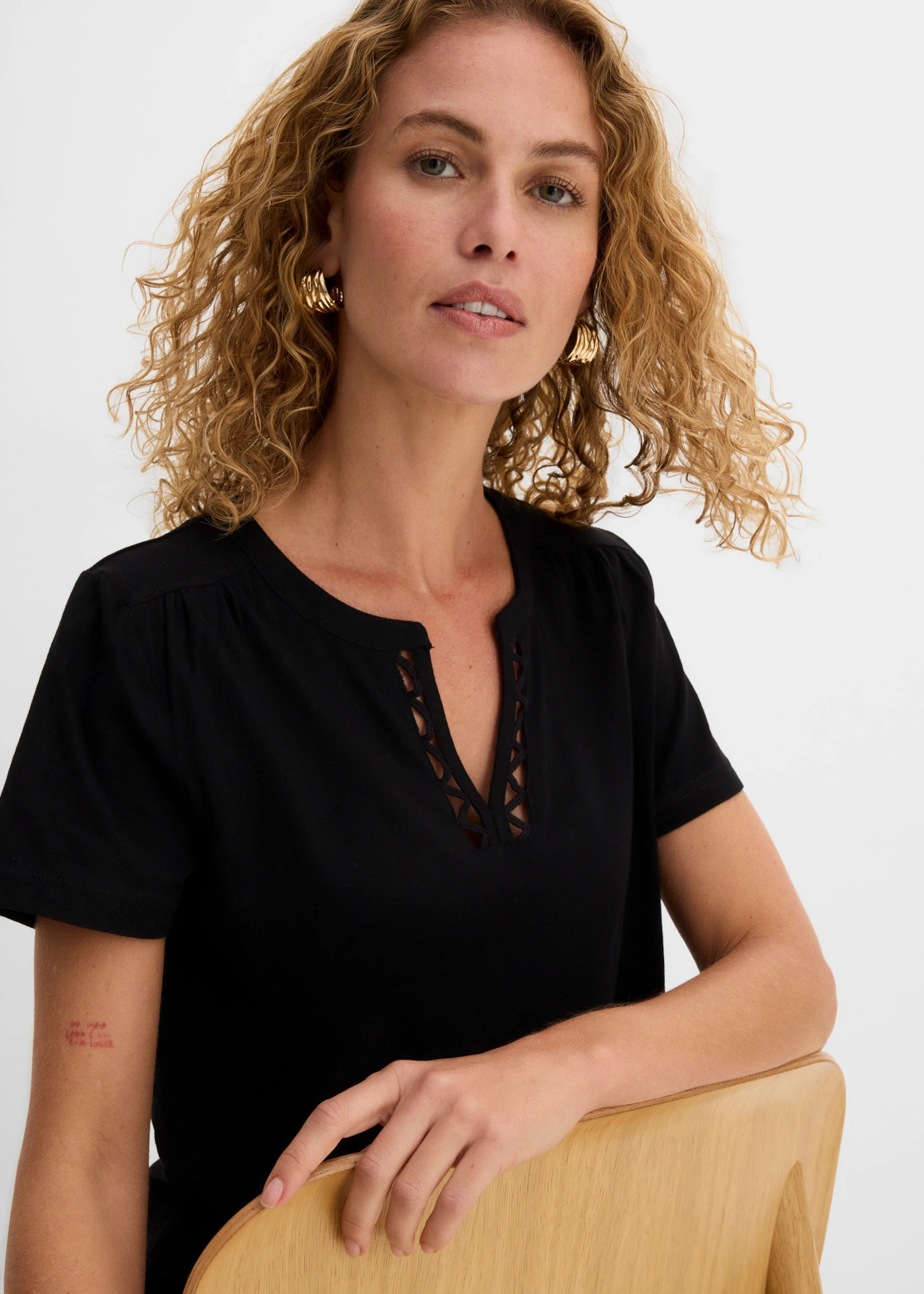 Shirt met decoratieve halslijn • zwart • bonprix online shop