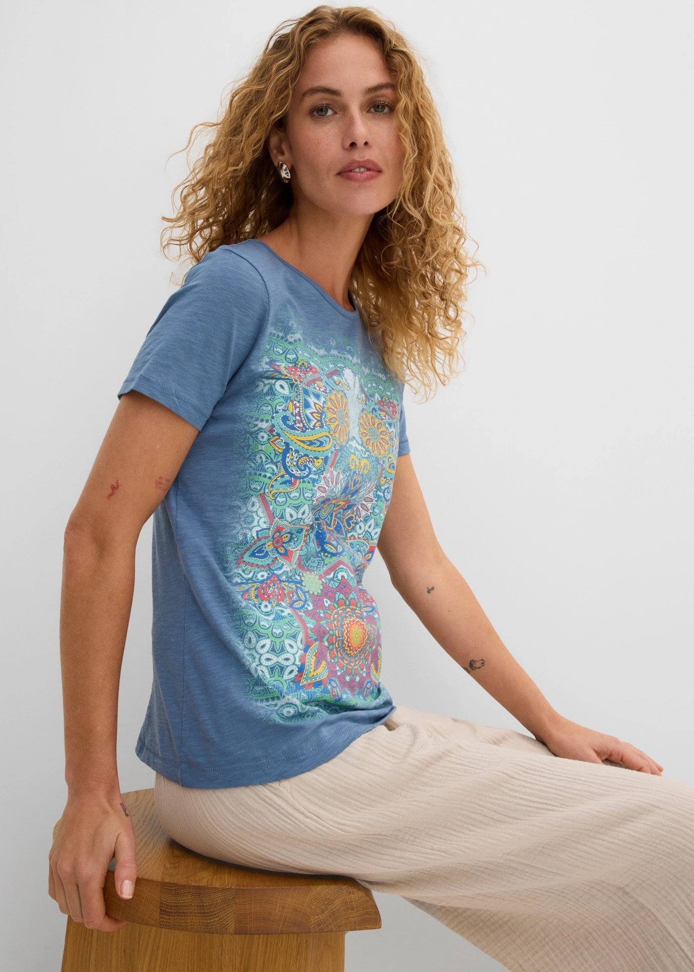 T-shirt z czystej bawełny • niebieski dżins z nadrukiem • sklep bonprix