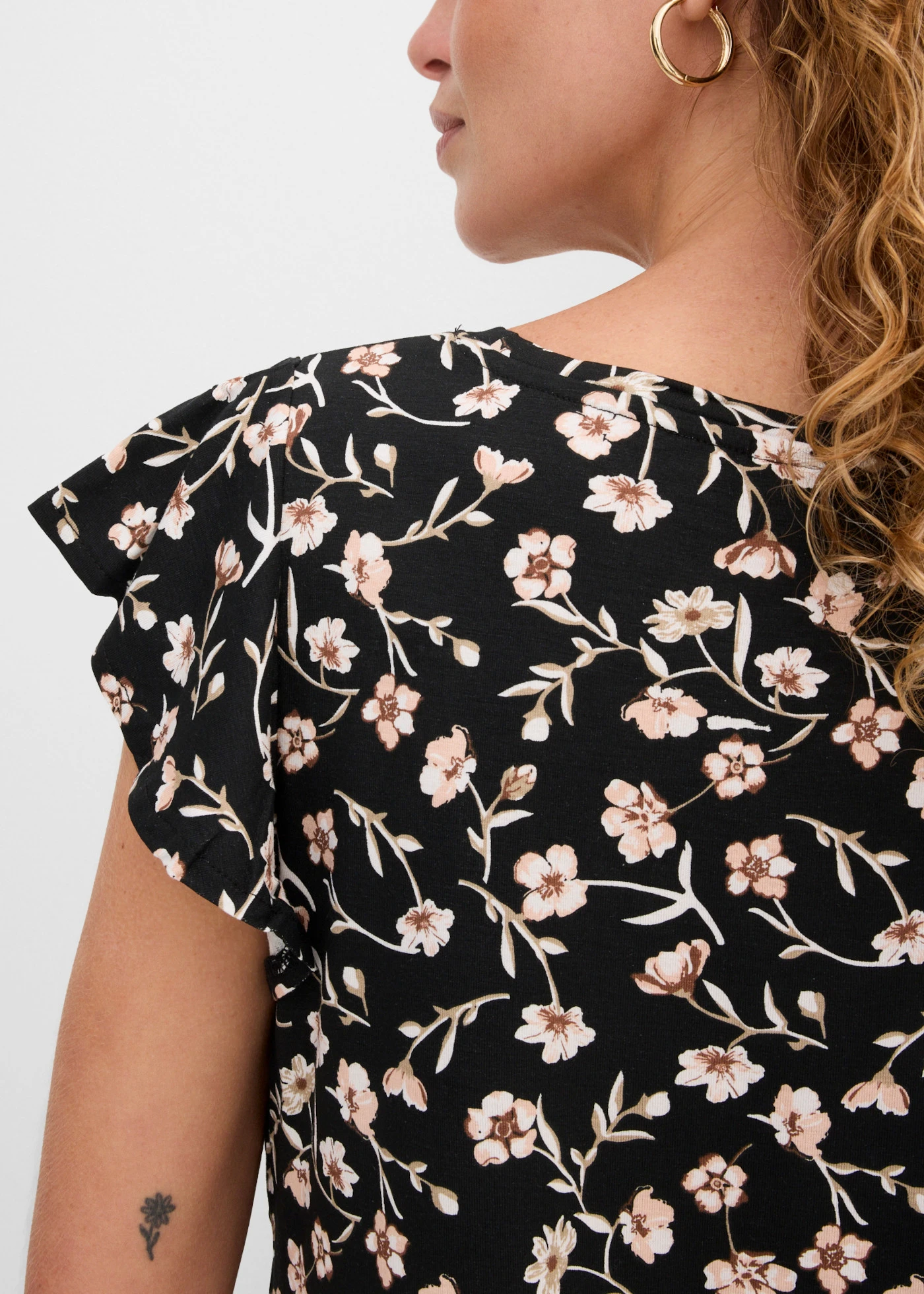 Bluză din material cu viscoză • negru floral • magazin bonprix