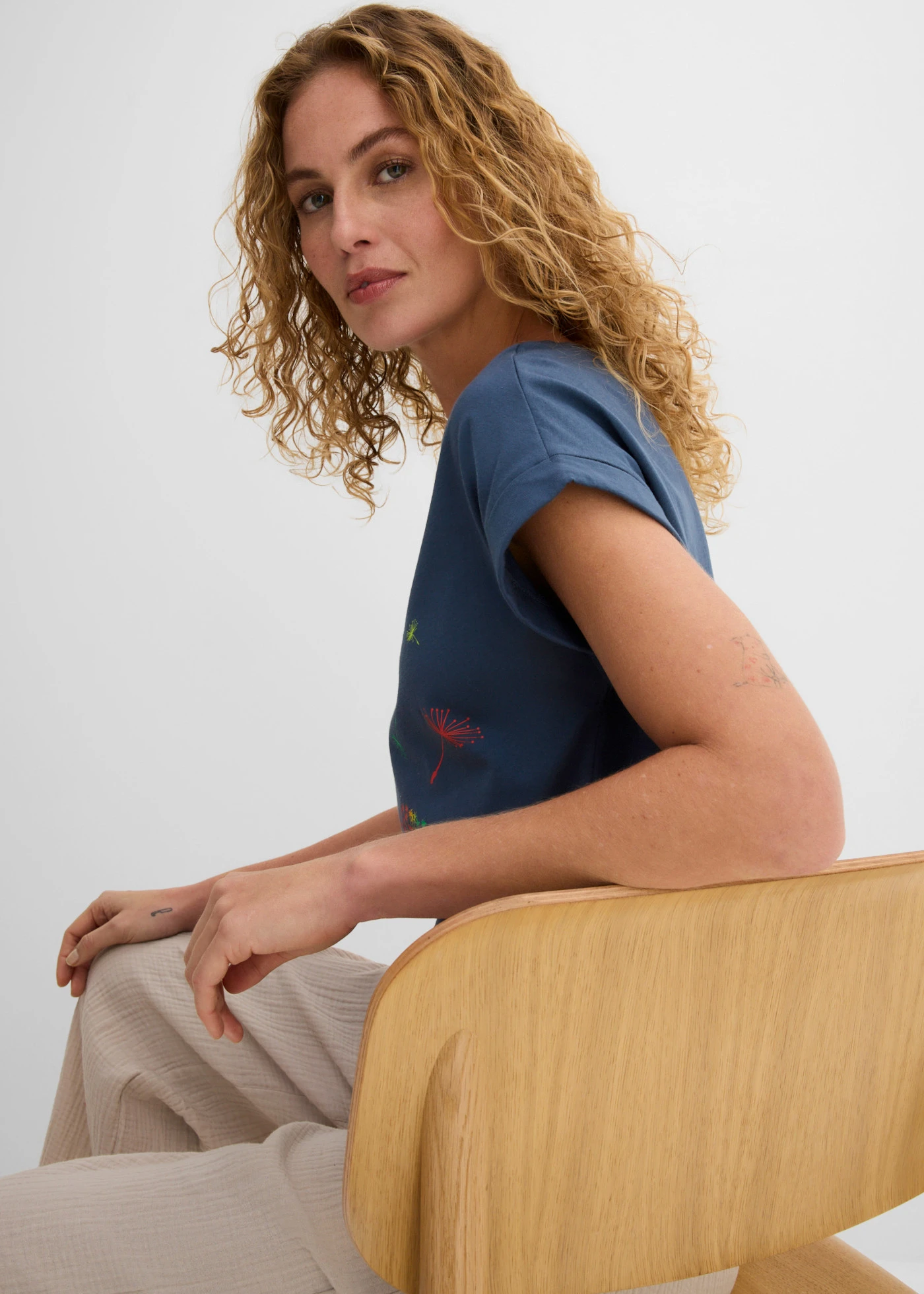 T-shirt met bloemenprint • diepblauw gebloemd • bonprix online shop