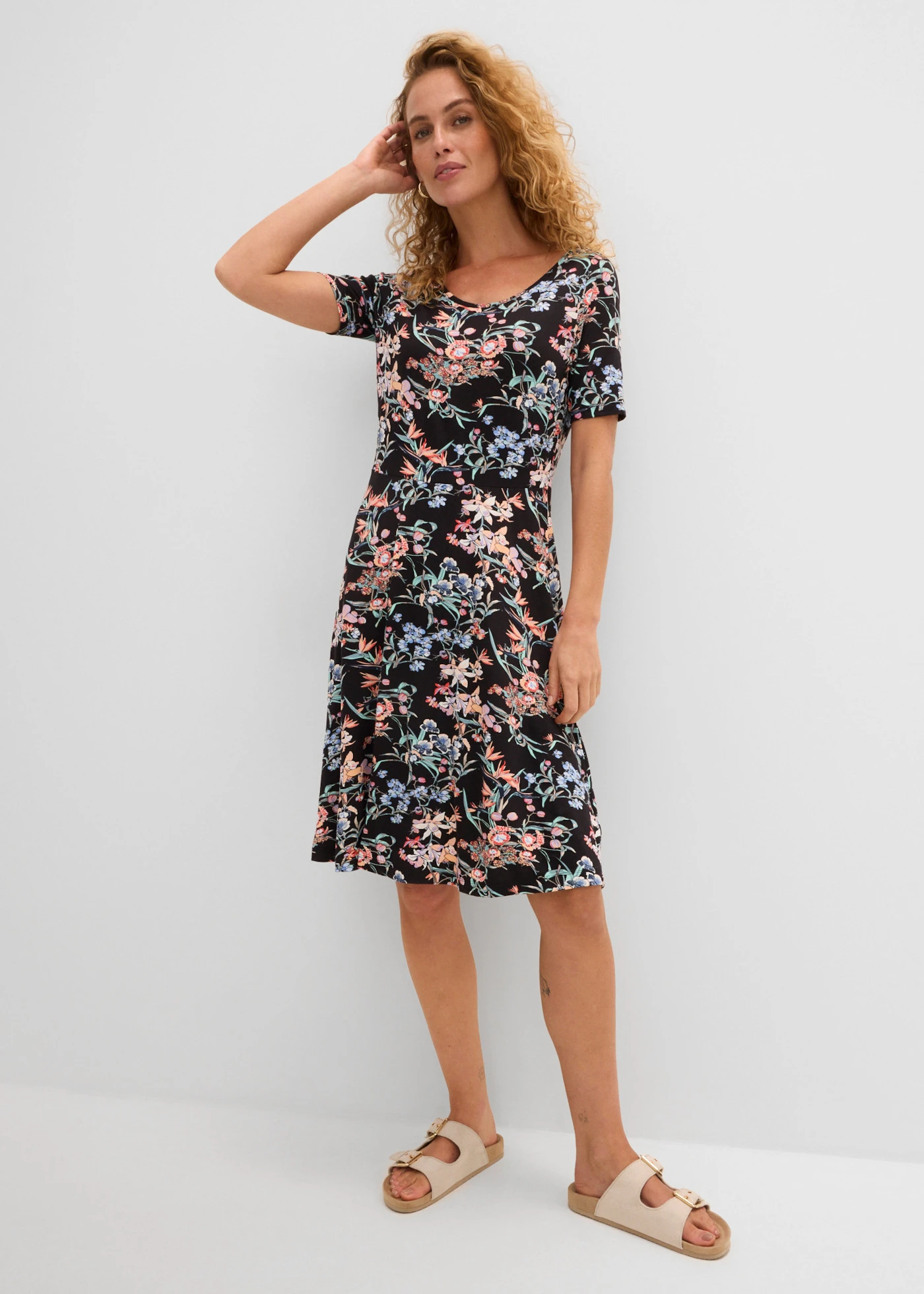 Knielange jersey jurk in A-lijn • zwart gebloemd • bonprix online shop