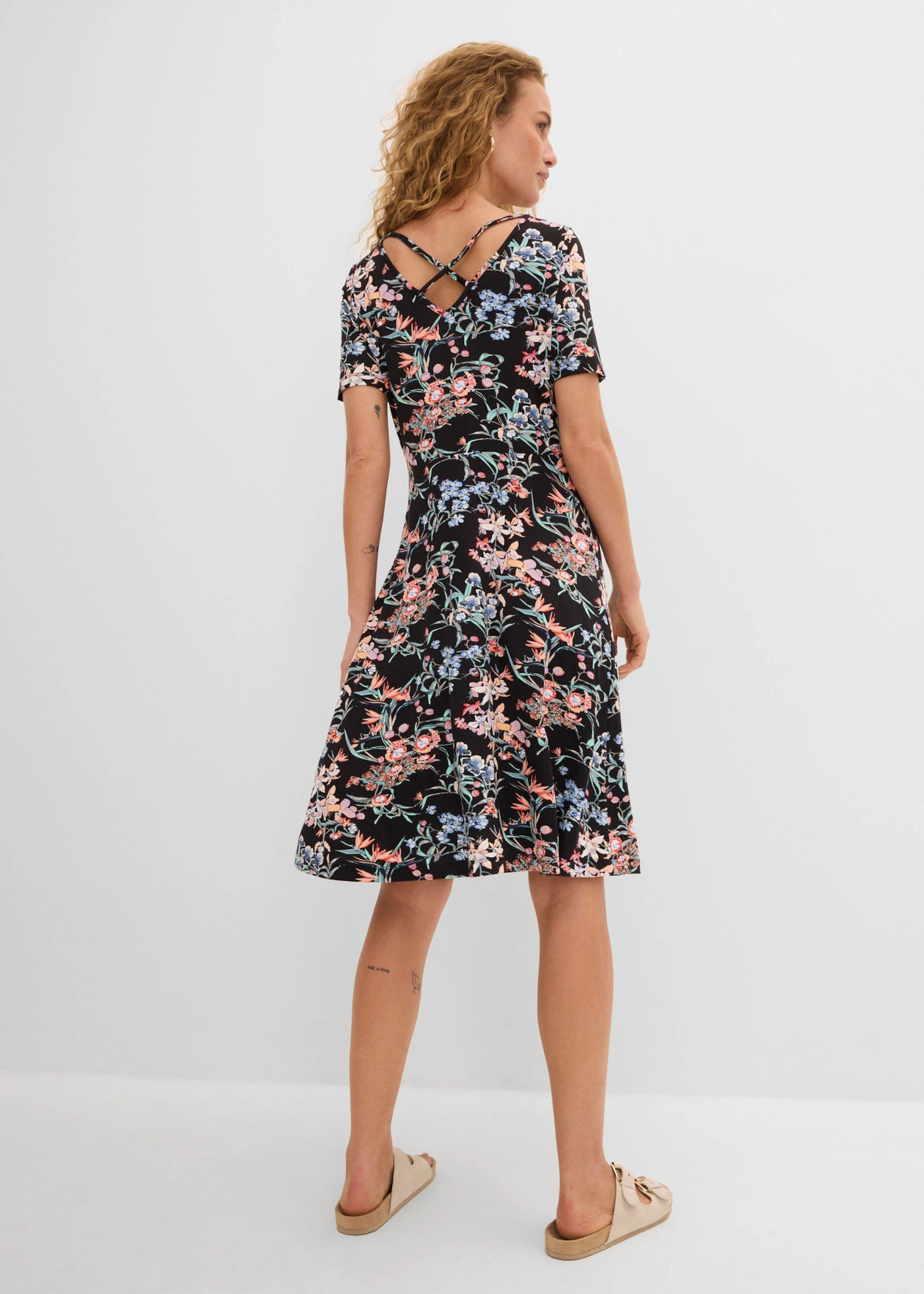 Knielange jersey jurk in A-lijn • zwart gebloemd • bonprix online shop