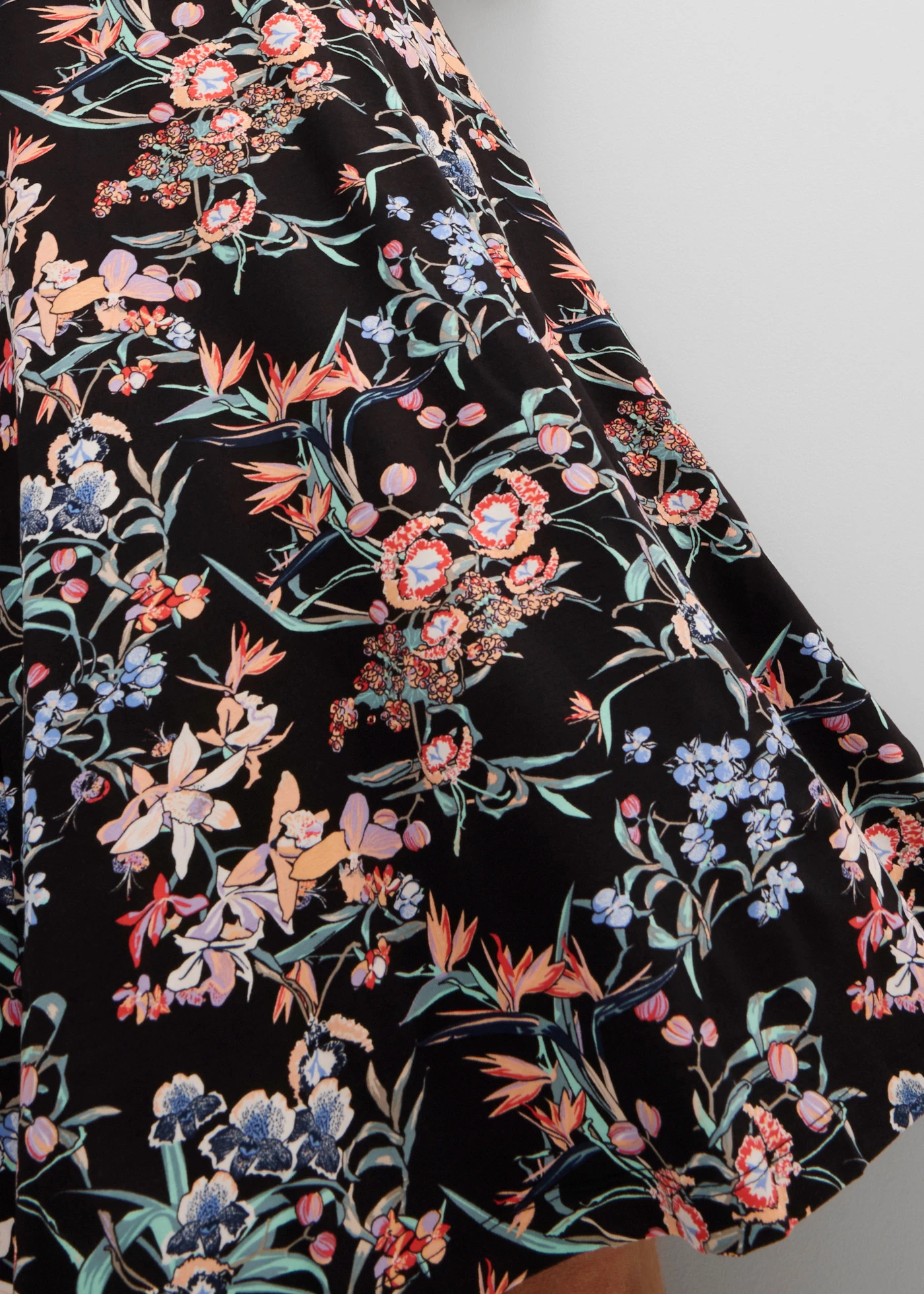 Knielange jersey jurk in A-lijn • zwart gebloemd • bonprix online shop