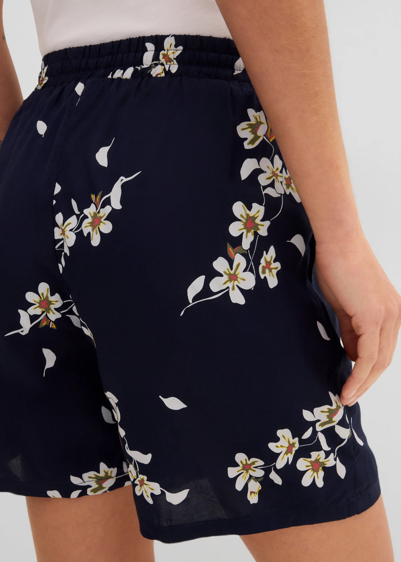 Viscose short met strikkoordjes (set van 2) • donkerblauw gebloemd+effen donkerolijfgroen • bonprix online shop