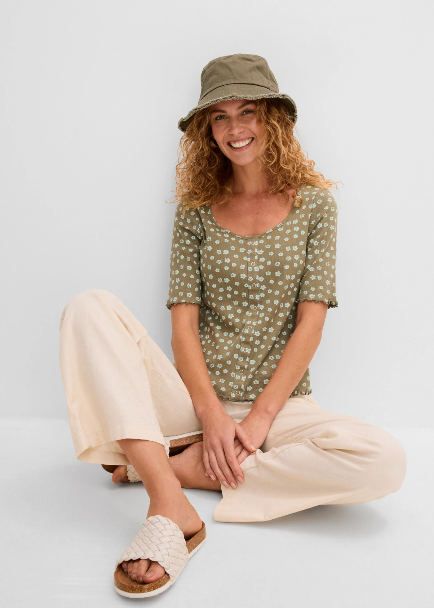 Geribd shirt met bloemenprint, halflange mouw • olijfgroen gebloemd • bonprix online shop